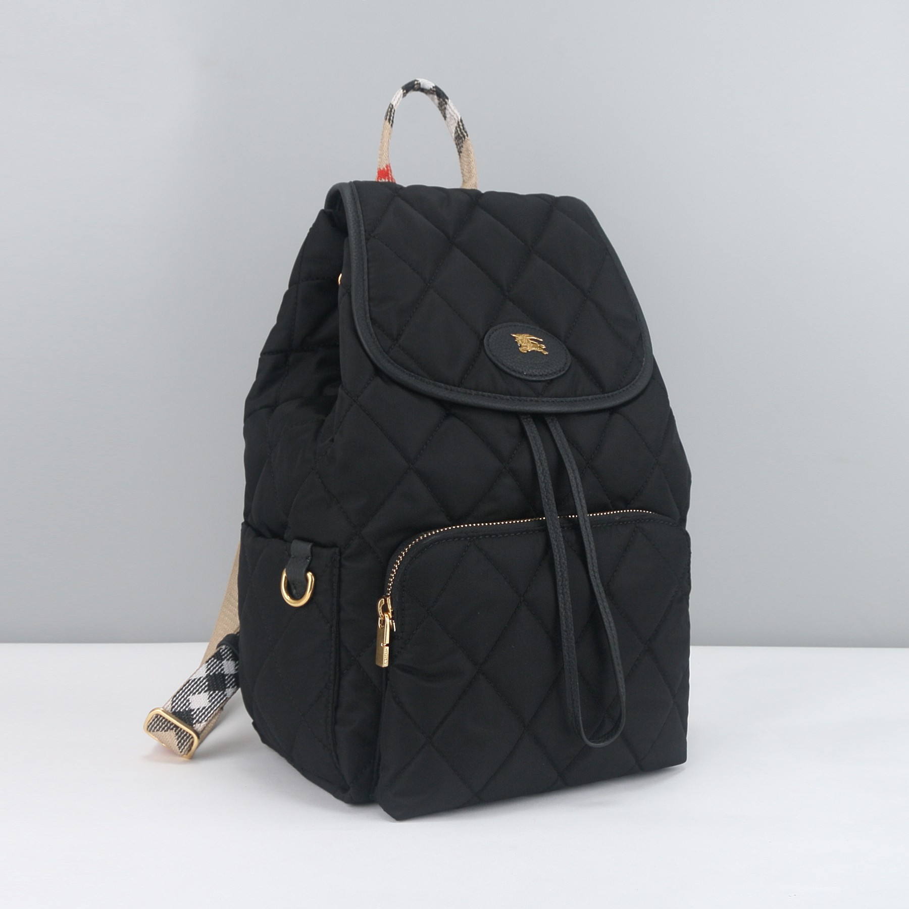Burberry B家最新Horseshoe 双肩包 汲取英伦田园雅致灵感 选用绗缝尼龙面料打造