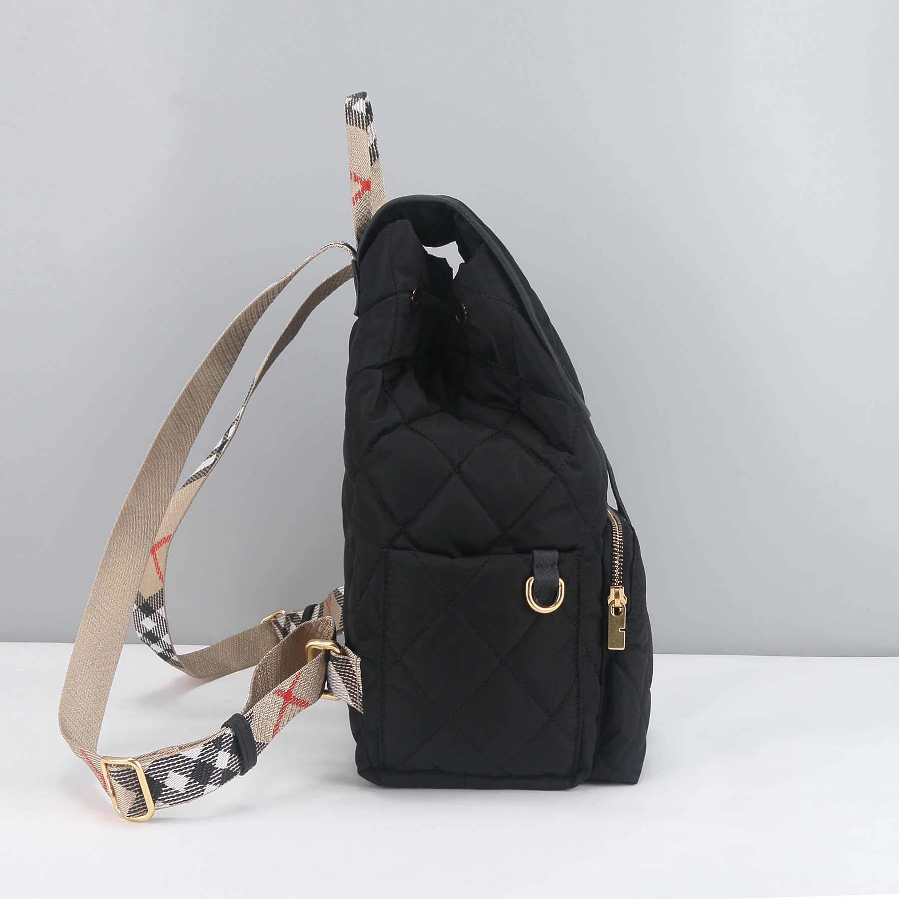 Burberry B家最新Horseshoe 双肩包 汲取英伦田园雅致灵感 选用绗缝尼龙面料打造