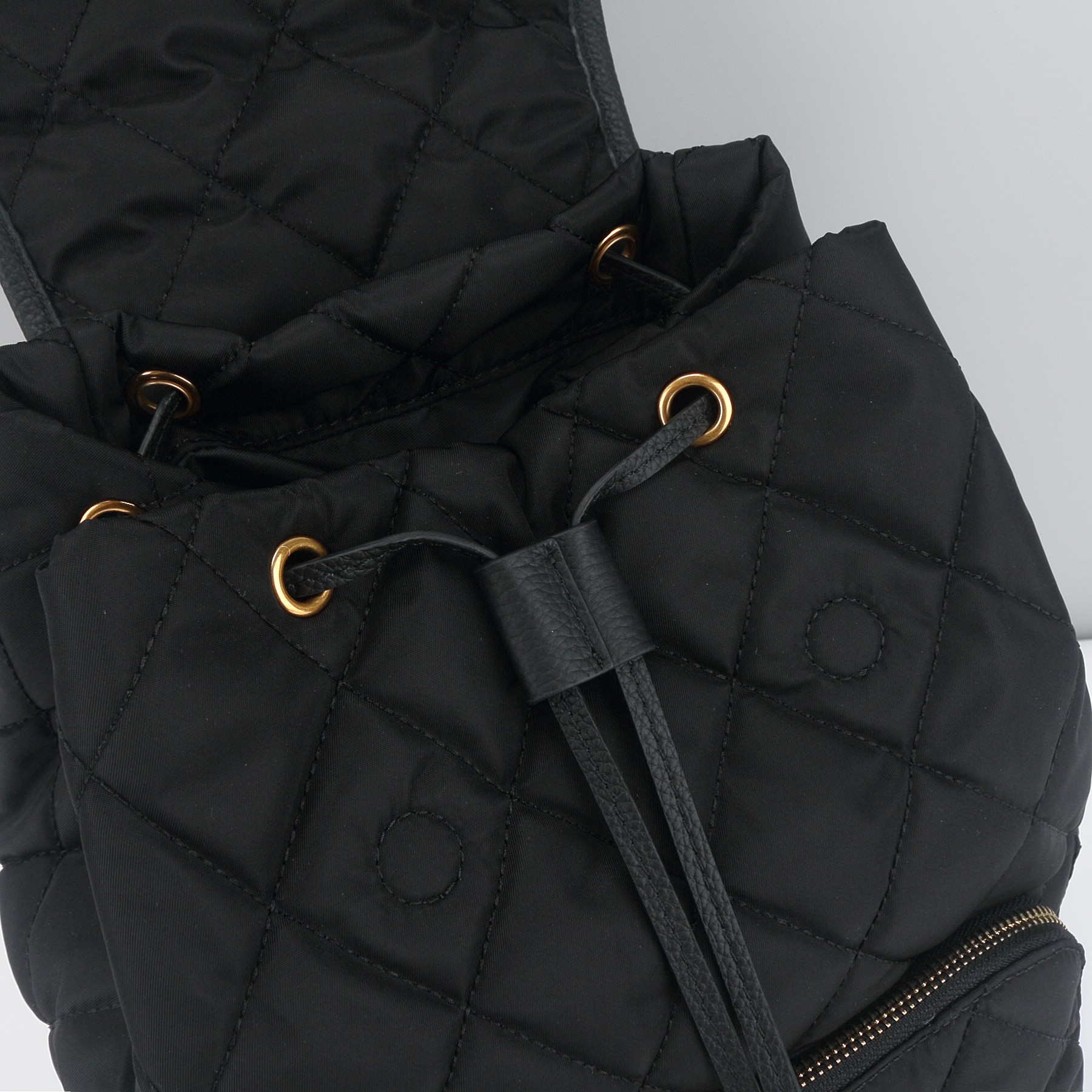 Burberry B家最新Horseshoe 双肩包 汲取英伦田园雅致灵感 选用绗缝尼龙面料打造