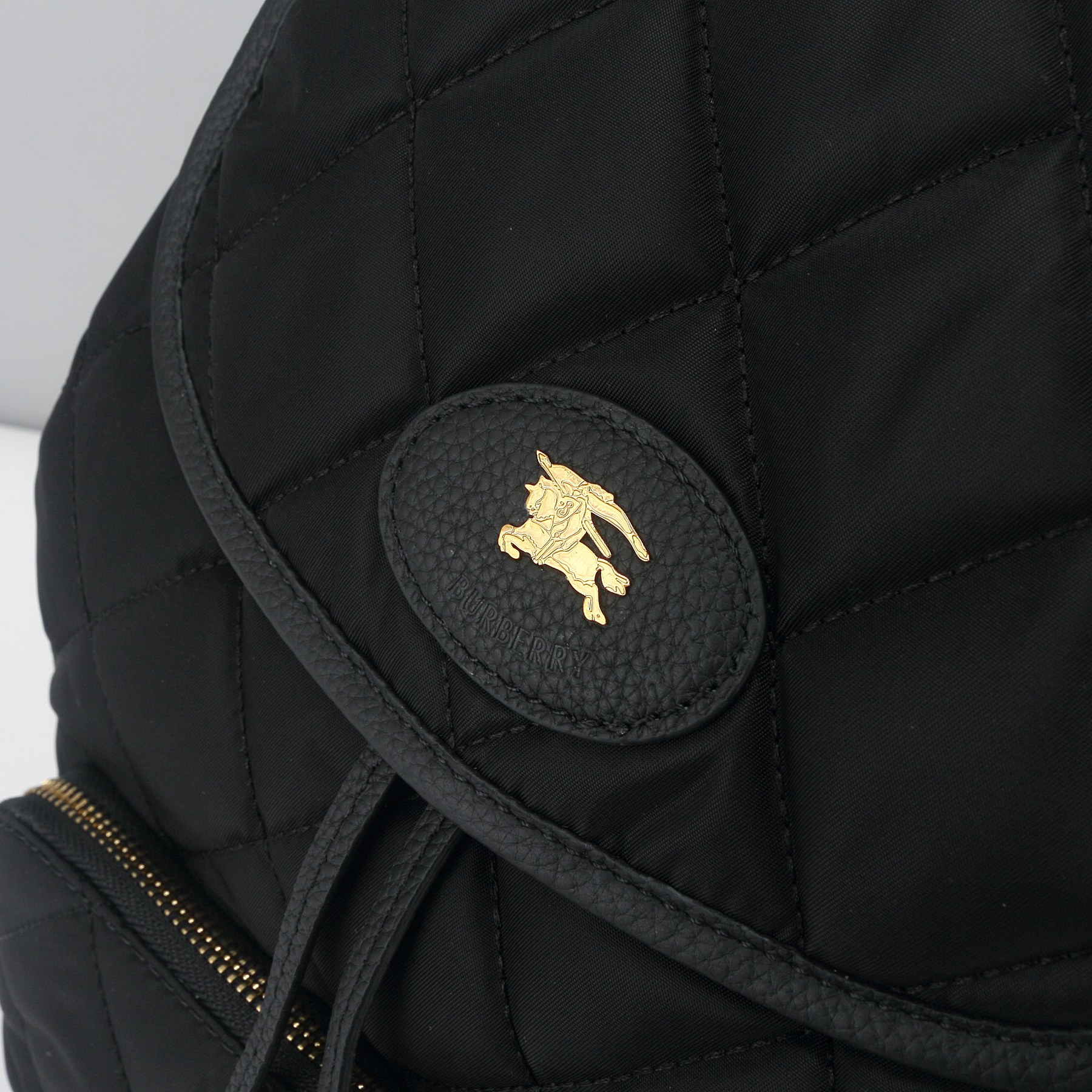Burberry B家最新Horseshoe 双肩包 汲取英伦田园雅致灵感 选用绗缝尼龙面料打造