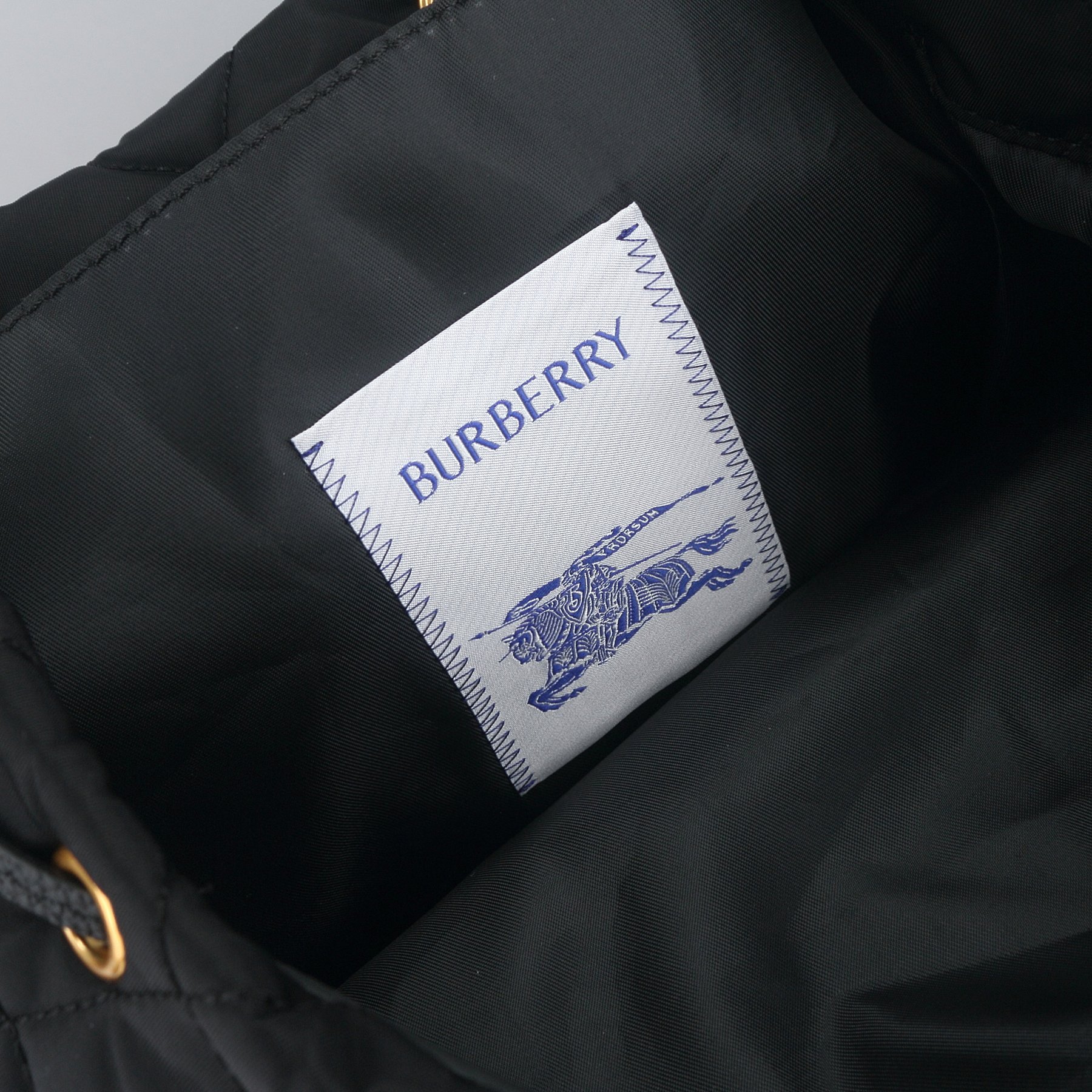 Burberry B家最新Horseshoe 双肩包 汲取英伦田园雅致灵感 选用绗缝尼龙面料打造