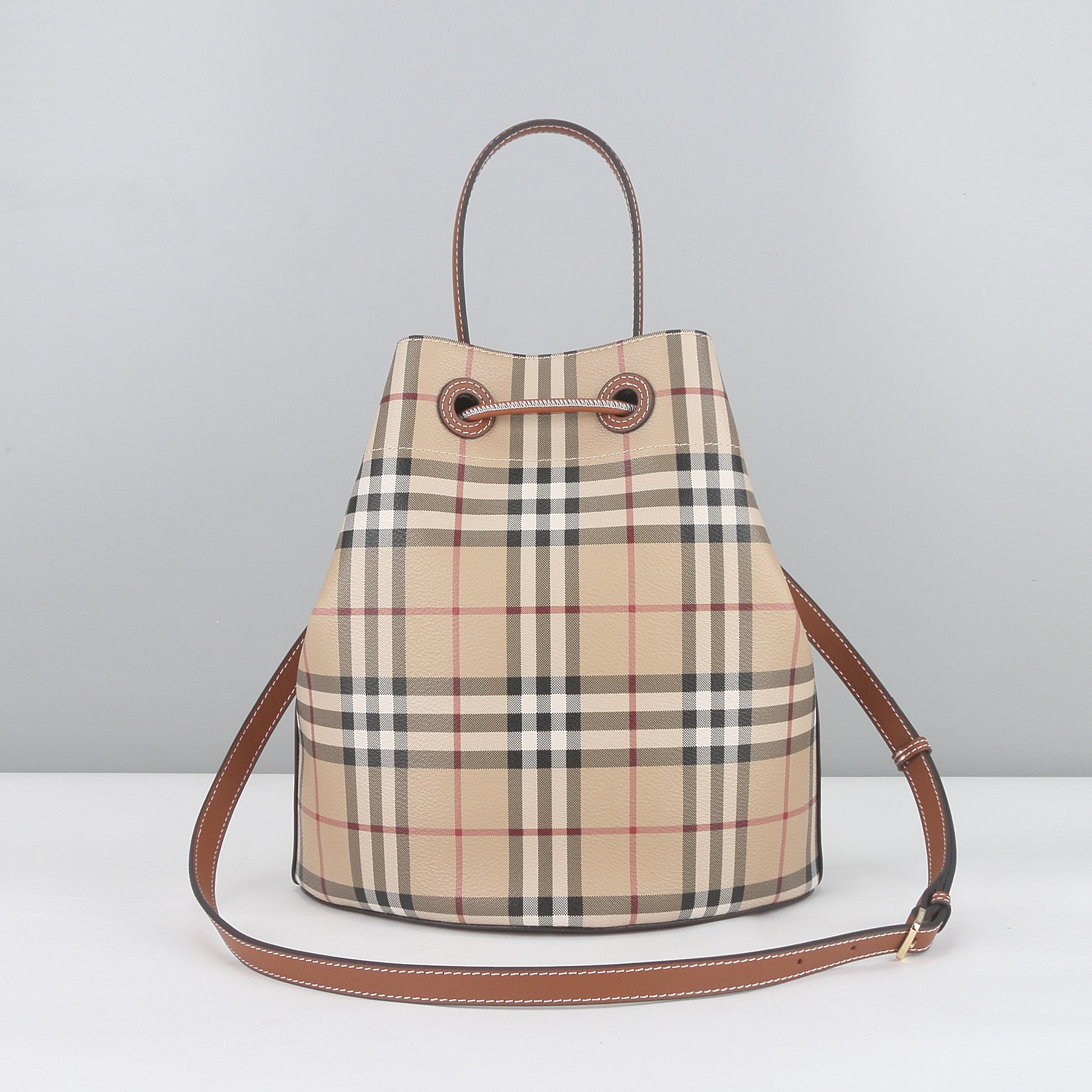 Burberry B家格子棕色水桶包上新
