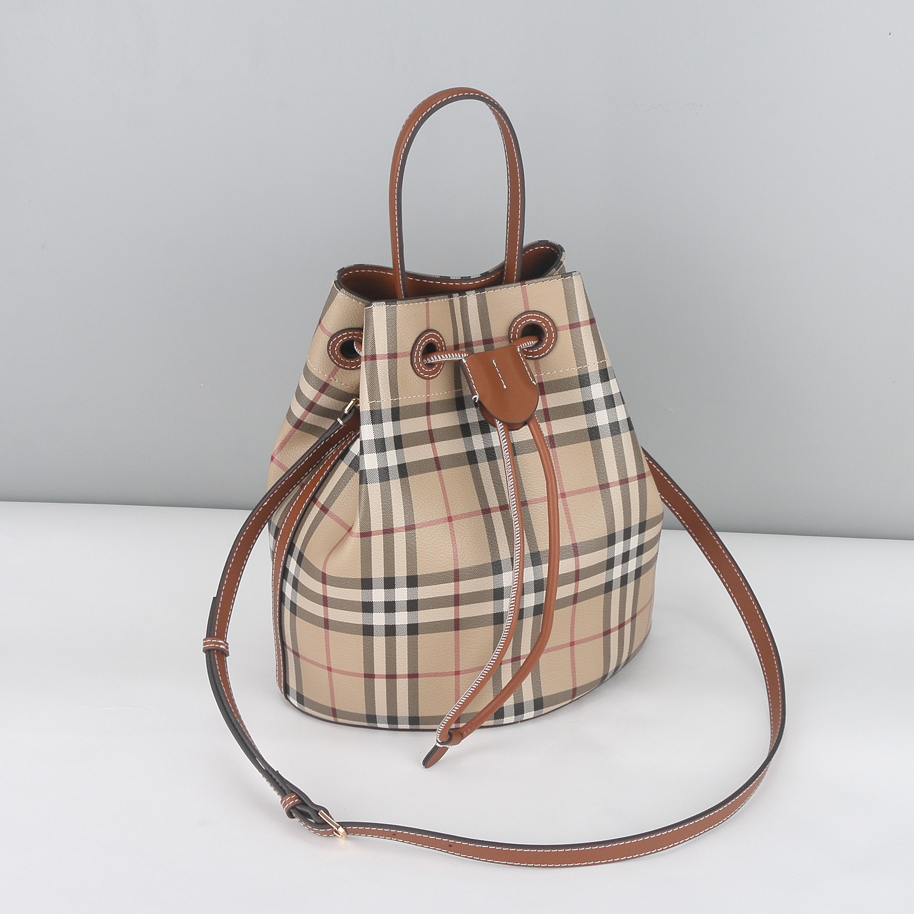 Burberry B家格子棕色水桶包上新