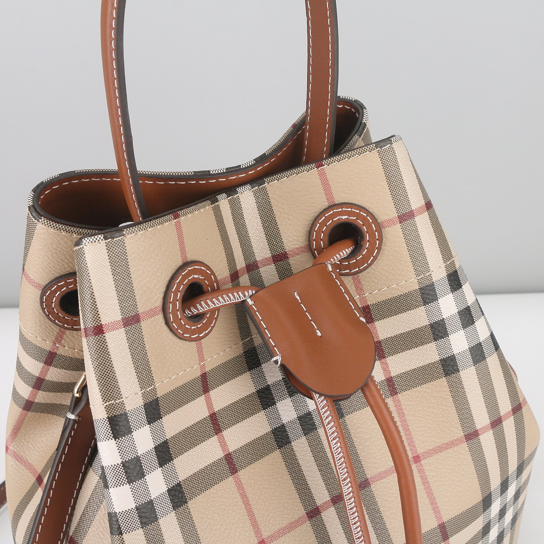 Burberry B家格子棕色水桶包上新