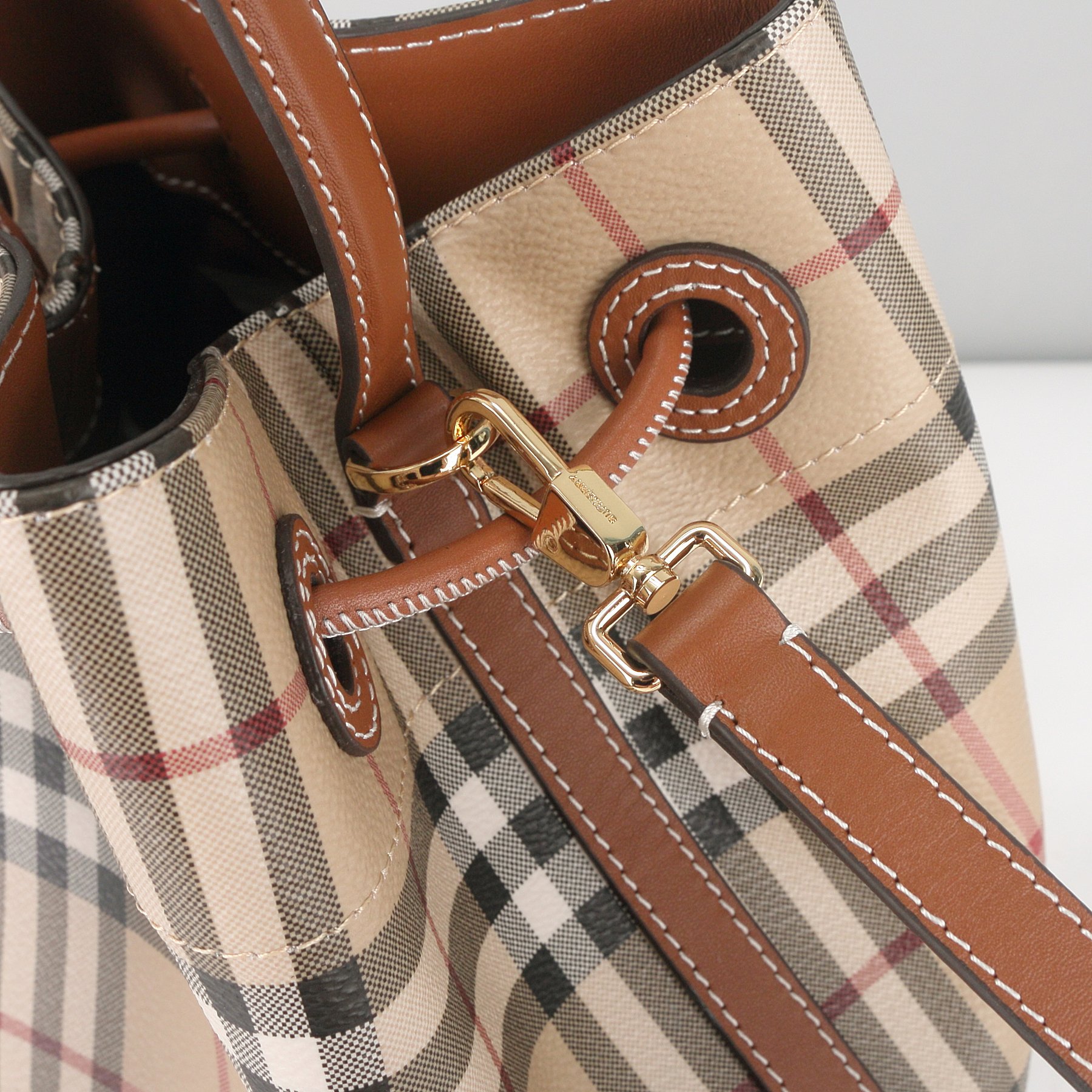 Burberry B家格子棕色水桶包上新