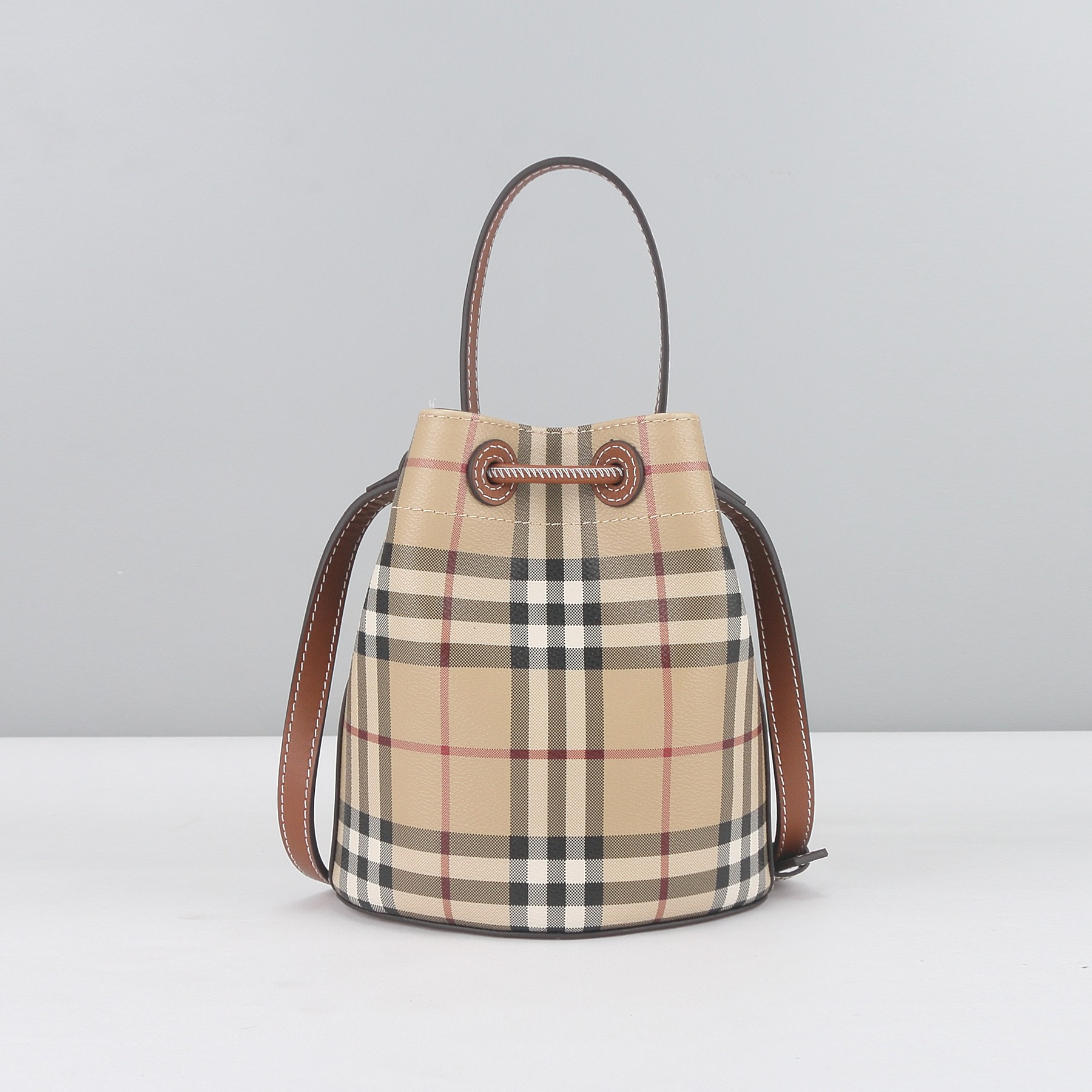 Burberry B家新颜色小桶包 采用环保又容易打理的材质 輕巧又精緻可愛 容量還是很好 尺寸16
