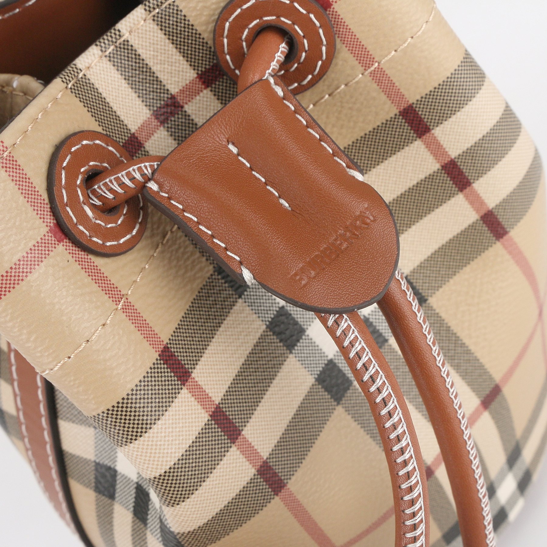 Burberry B家新颜色小桶包 采用环保又容易打理的材质 輕巧又精緻可愛 容量還是很好 尺寸16