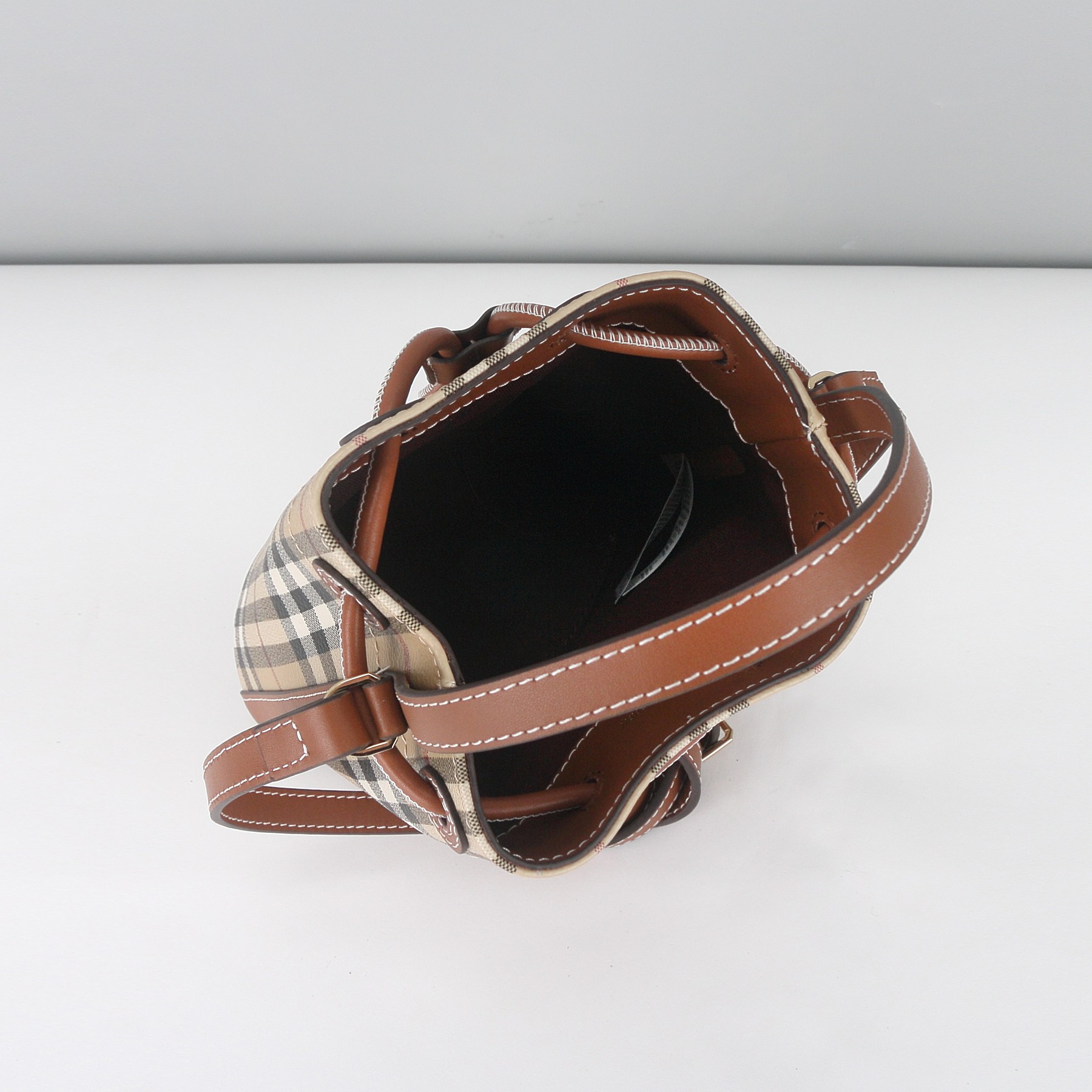 Burberry B家新颜色小桶包 采用环保又容易打理的材质 輕巧又精緻可愛 容量還是很好 尺寸16