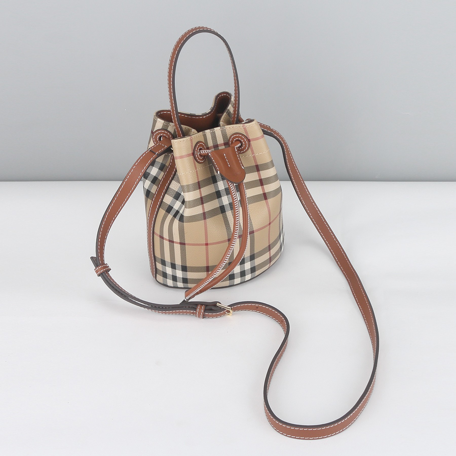 Burberry B家新颜色小桶包 采用环保又容易打理的材质 輕巧又精緻可愛 容量還是很好 尺寸16