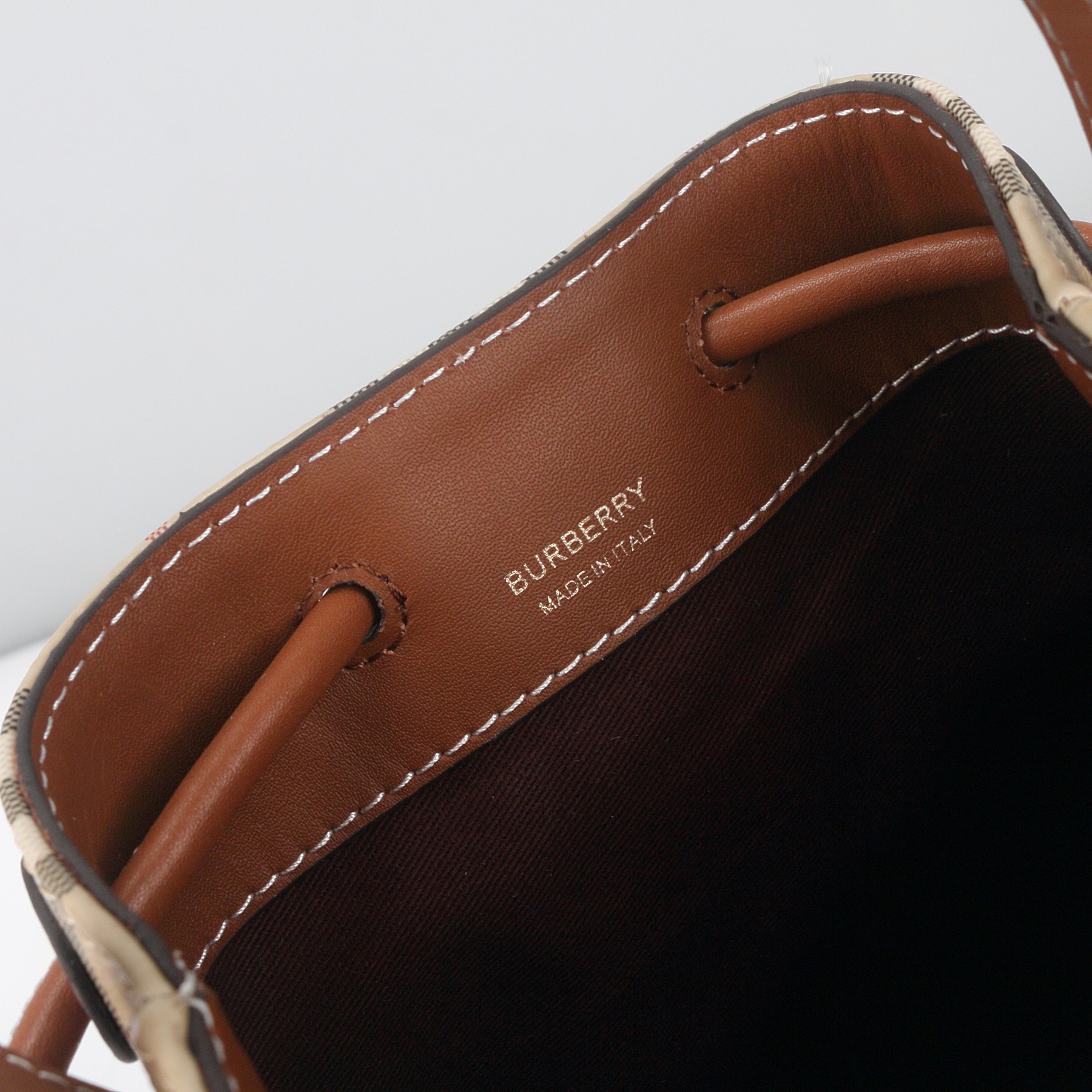 Burberry B家新颜色小桶包 采用环保又容易打理的材质 輕巧又精緻可愛 容量還是很好 尺寸16