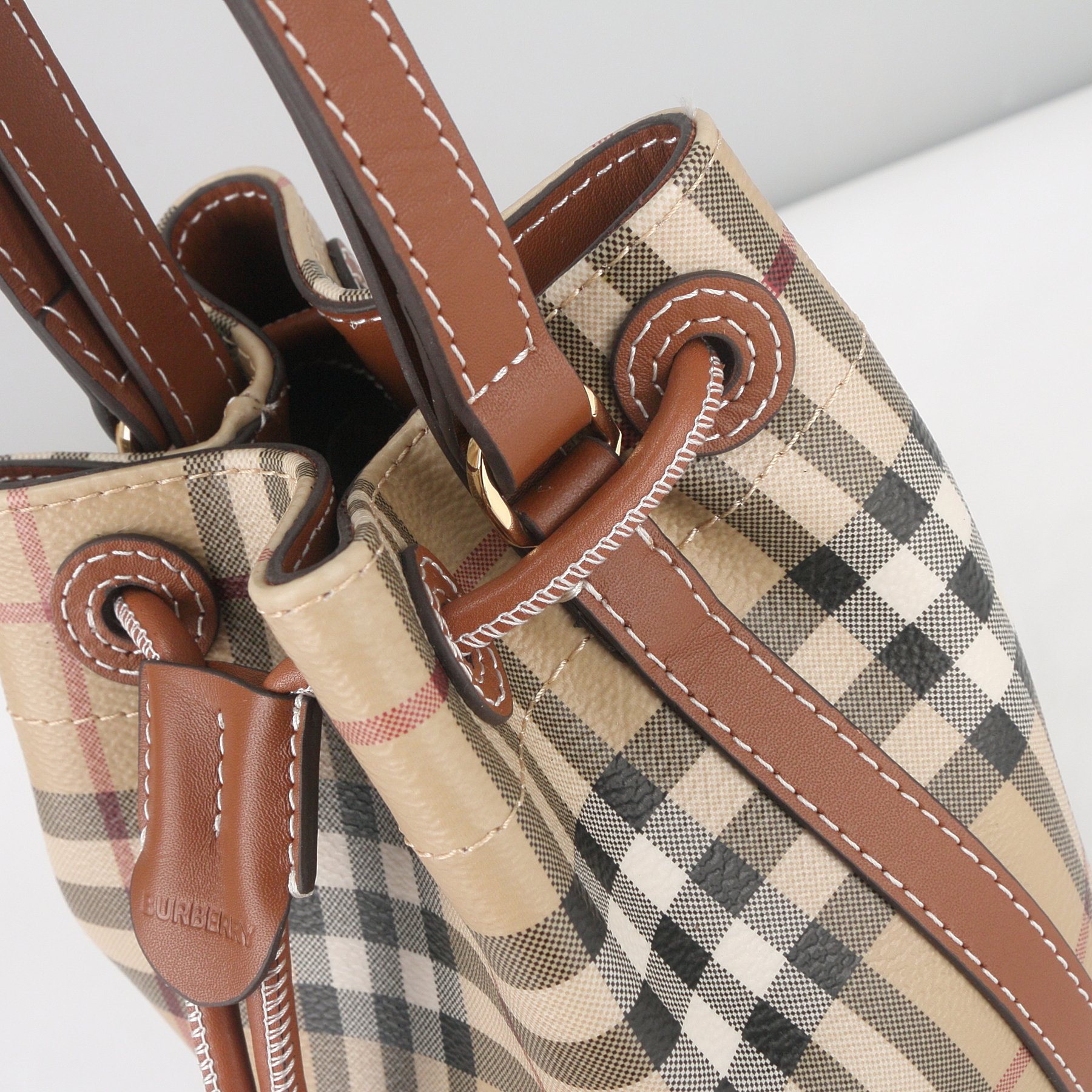 Burberry B家新颜色小桶包 采用环保又容易打理的材质 輕巧又精緻可愛 容量還是很好 尺寸16