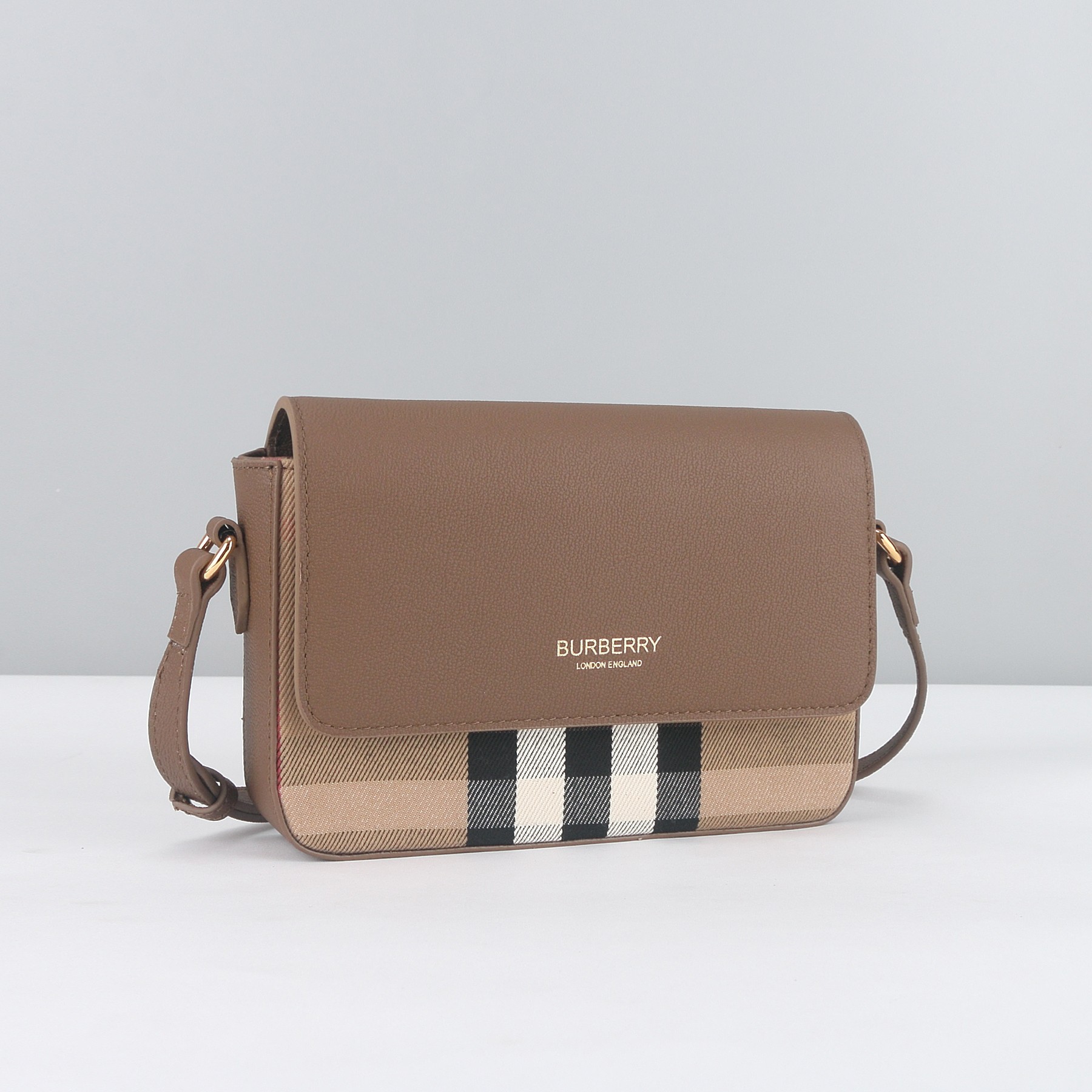 Burberry B家最新格纹挎包 肩带长短可以自动调节 单肩斜挎包手拿 随心所欲 进口小牛皮拼帆布格纹实用性超绝
