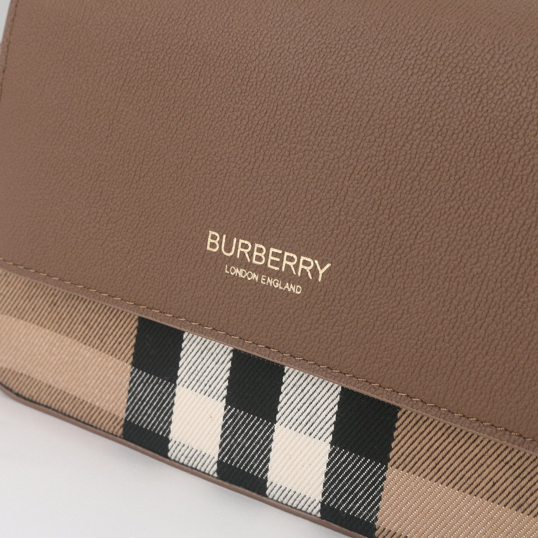 Burberry B家最新格纹挎包 肩带长短可以自动调节 单肩斜挎包手拿 随心所欲 进口小牛皮拼帆布格纹实用性超绝