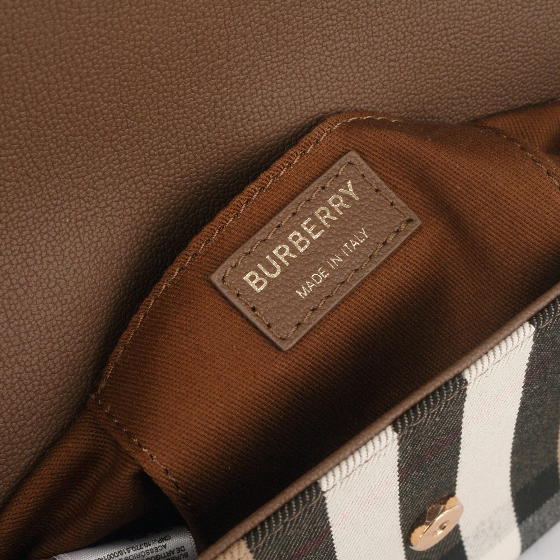 Burberry B家最新格纹挎包 肩带长短可以自动调节 单肩斜挎包手拿 随心所欲 进口小牛皮拼帆布格纹实用性超绝