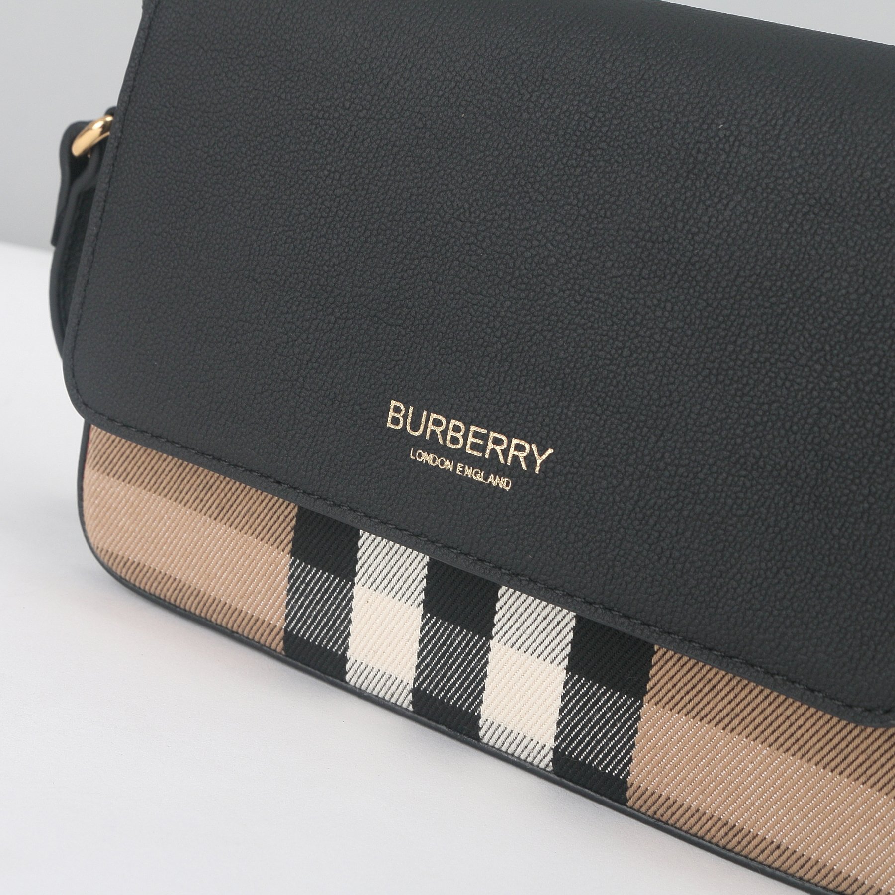 Burberry B家最新格纹挎包 肩带长短可以自动调节 单肩斜挎包手拿 随心所欲 进口小牛皮拼帆布格纹实用性超绝