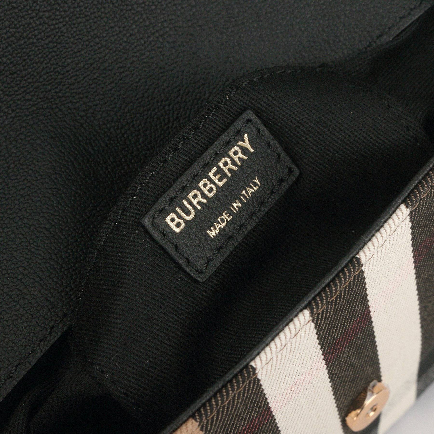 Burberry B家最新格纹挎包 肩带长短可以自动调节 单肩斜挎包手拿 随心所欲 进口小牛皮拼帆布格纹实用性超绝