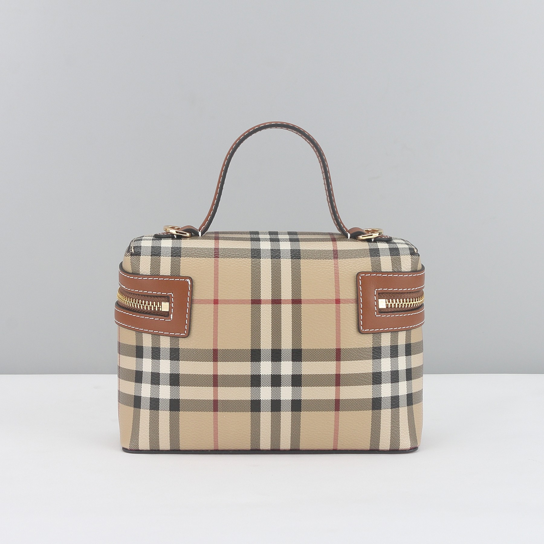 Burberry B家格纹 Vanity 包款 选用棉质混纺面料打造