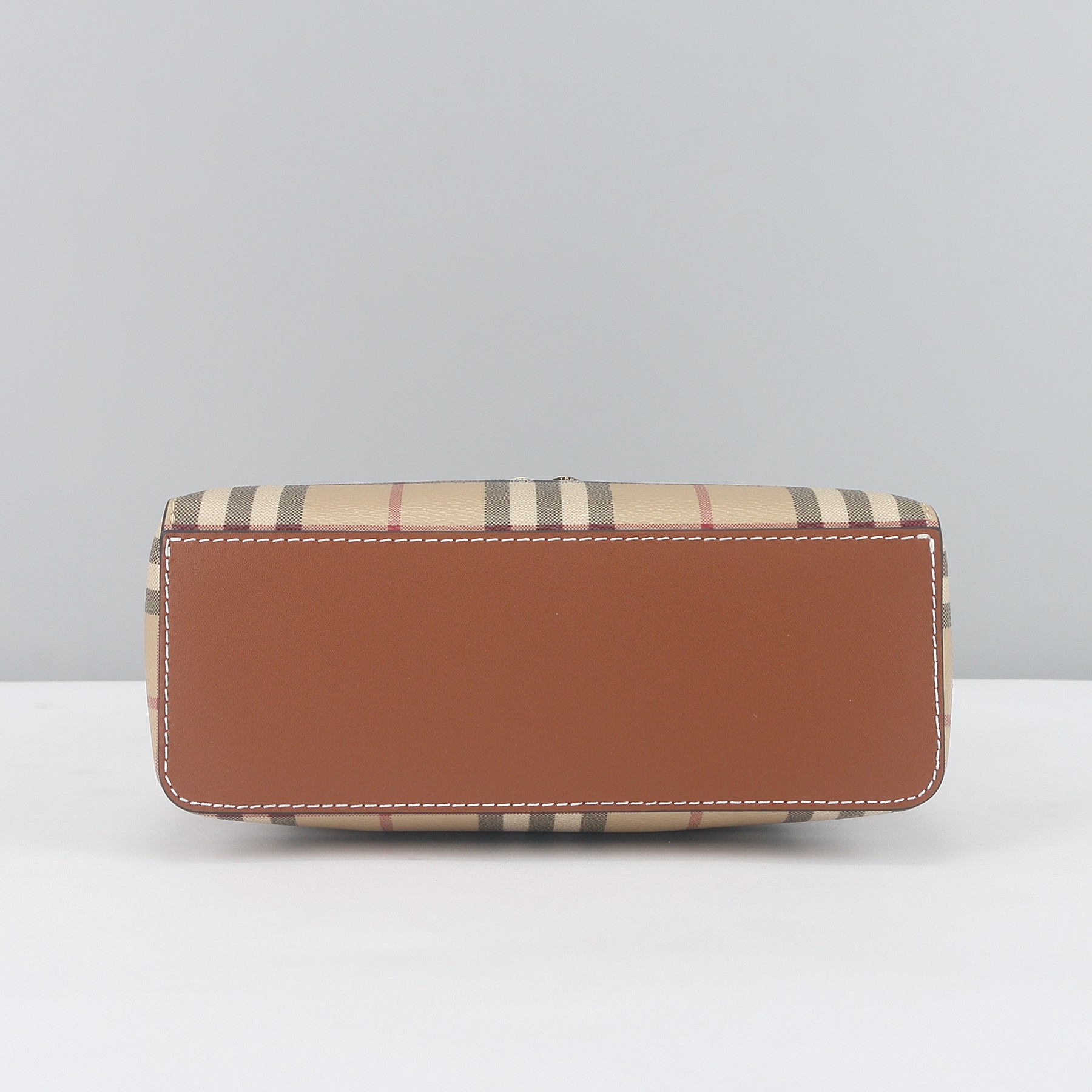 Burberry B家格纹 Vanity 包款 选用棉质混纺面料打造