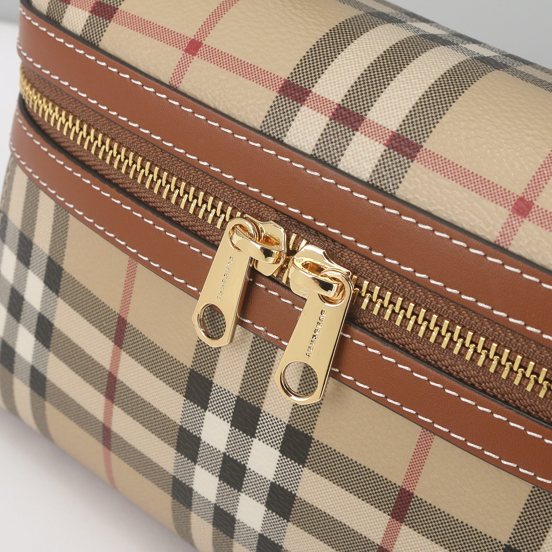 Burberry B家格纹 Vanity 包款 选用棉质混纺面料打造