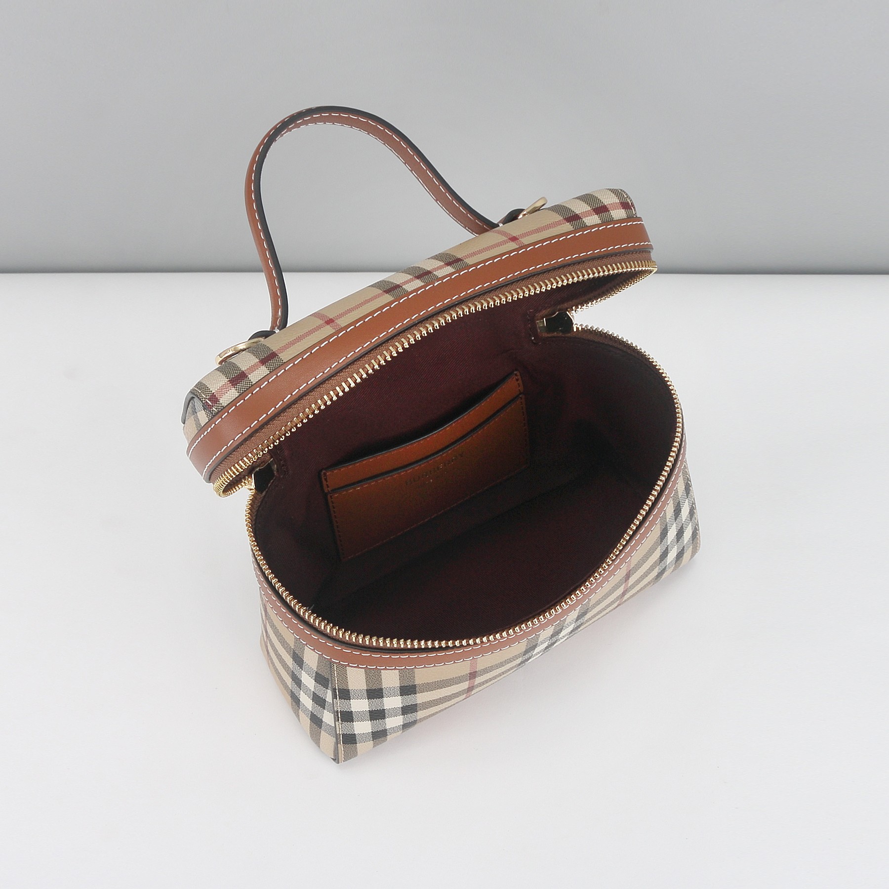 Burberry B家格纹 Vanity 包款 选用棉质混纺面料打造