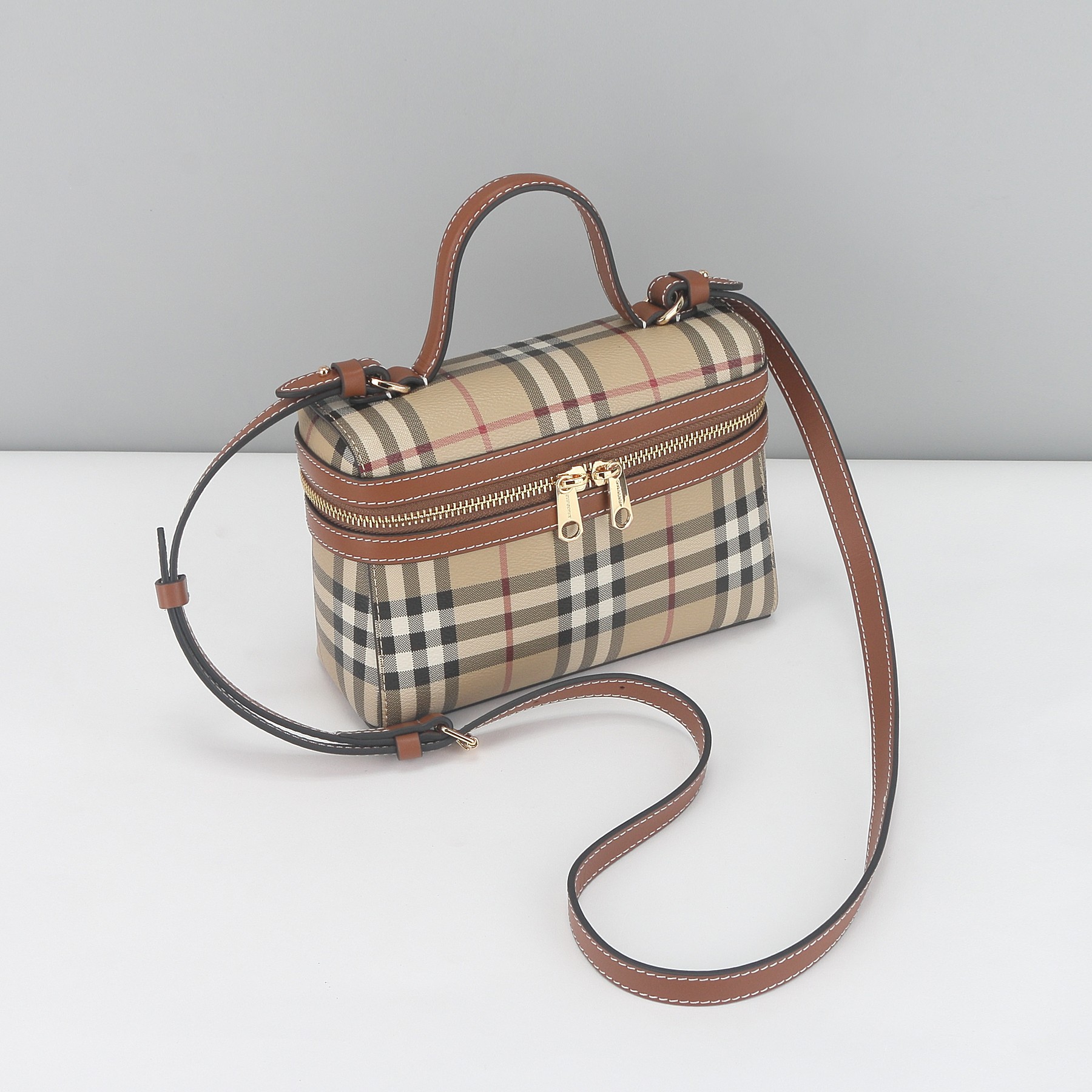 Burberry B家格纹 Vanity 包款 选用棉质混纺面料打造