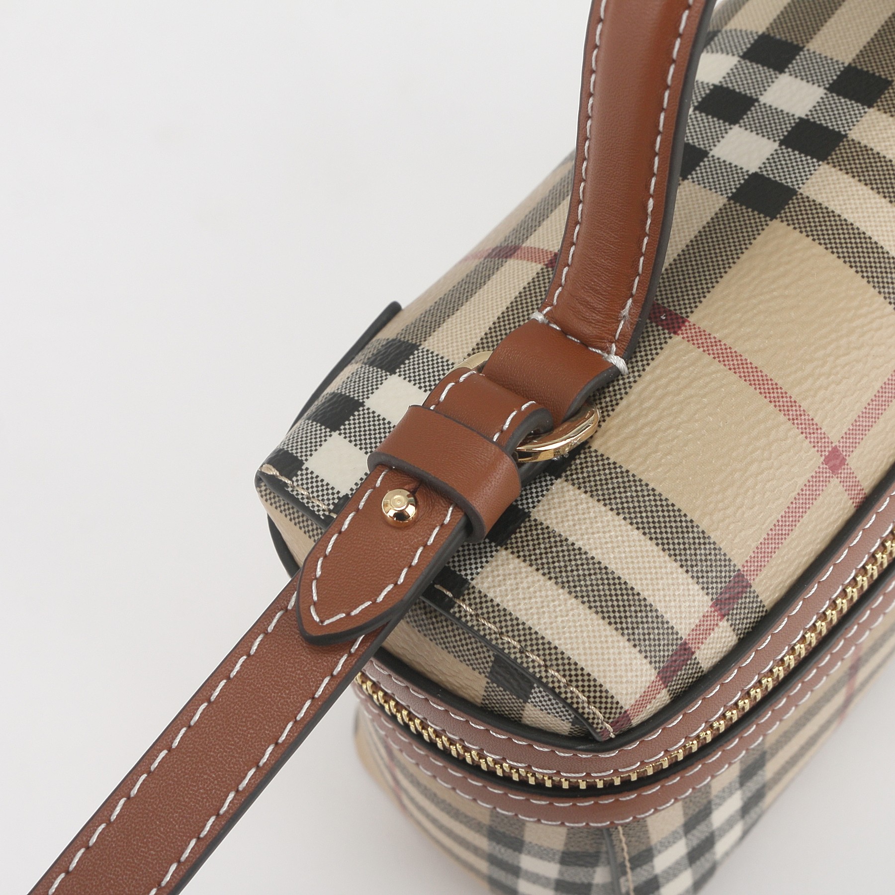 Burberry B家格纹 Vanity 包款 选用棉质混纺面料打造