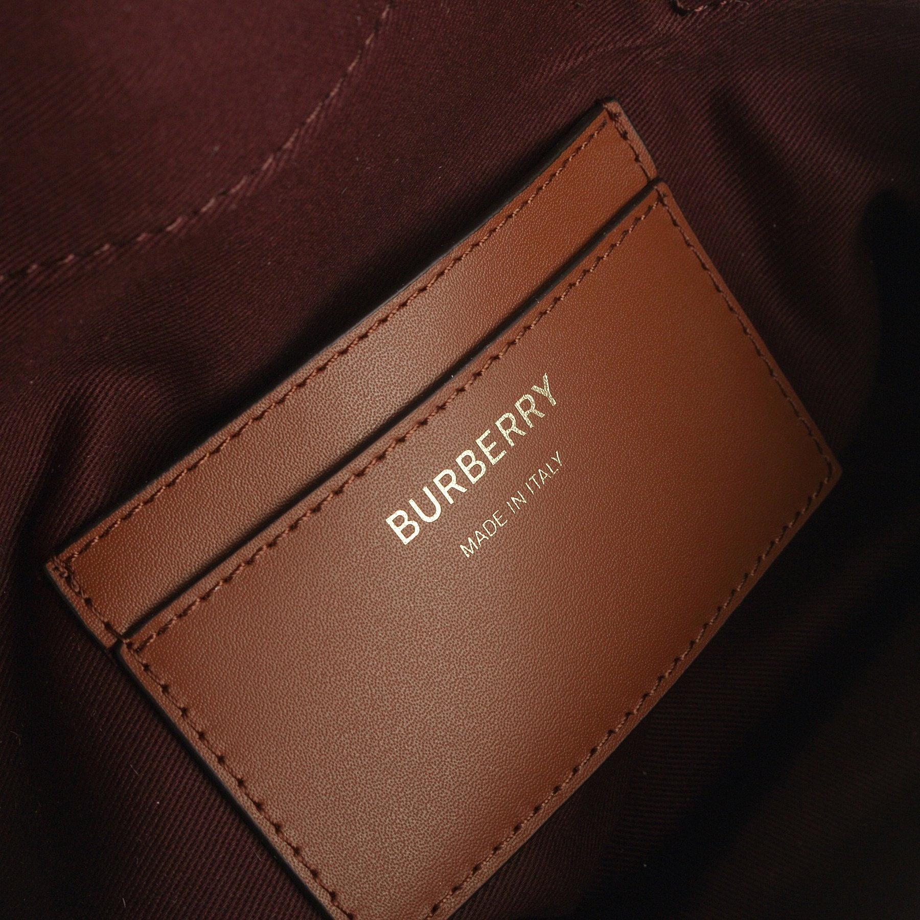 Burberry B家格纹 Vanity 包款 选用棉质混纺面料打造