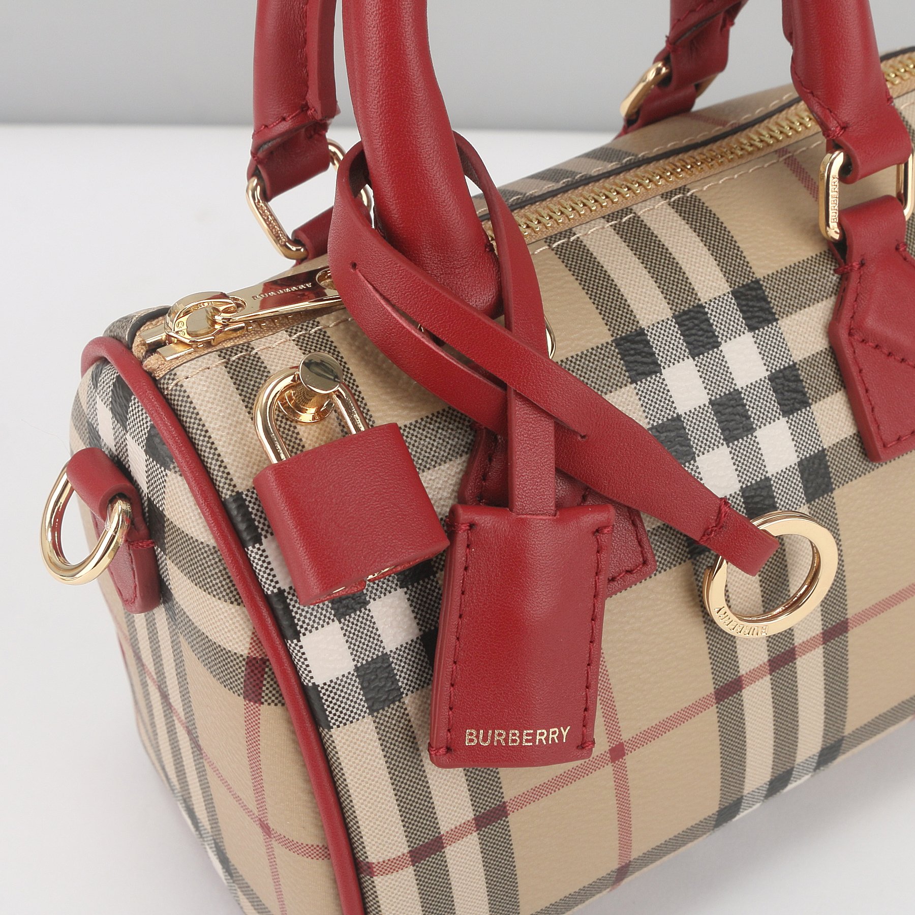 Burberry 新色 Bur迷你波士顿超 超 ，非常轻便，实用度