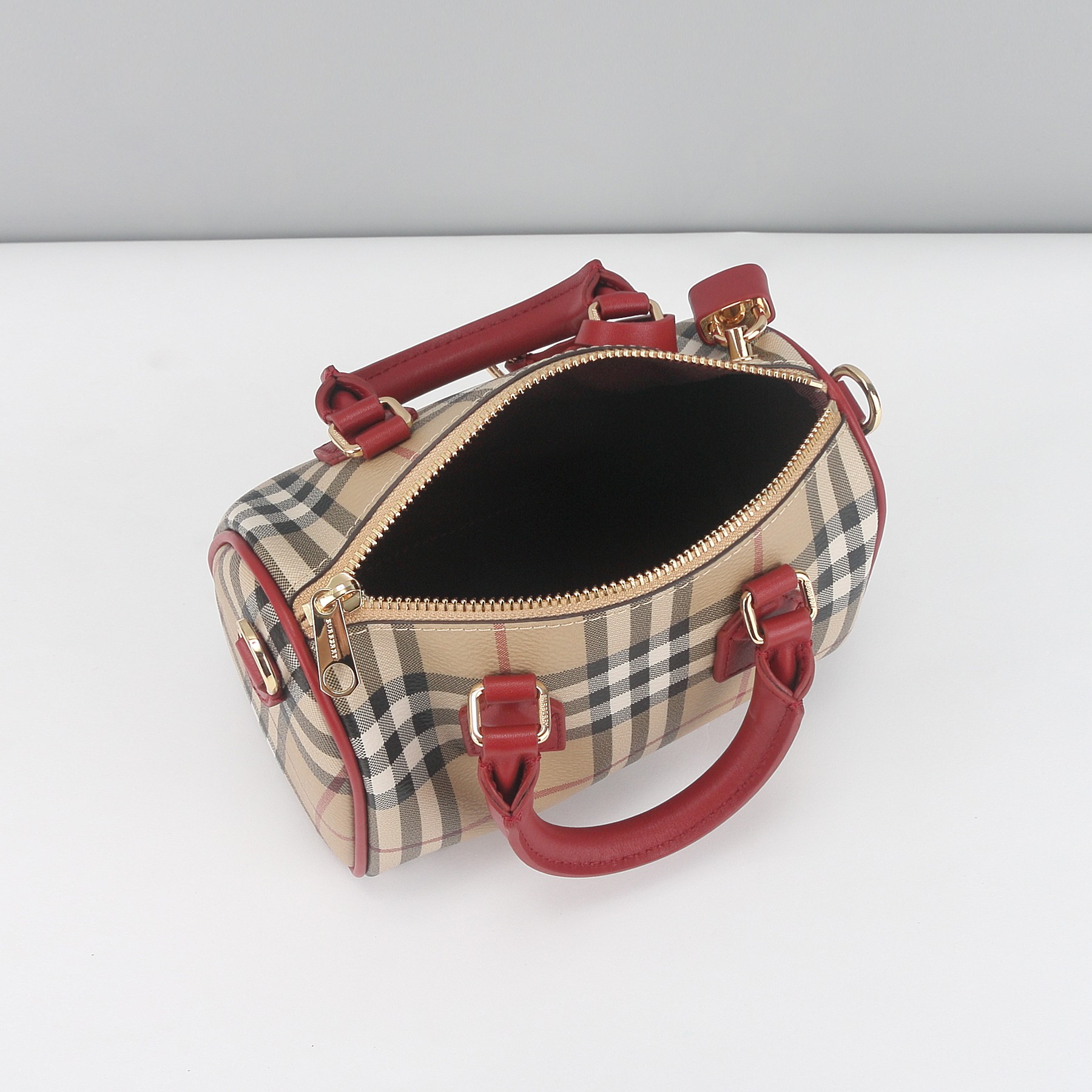 Burberry 新色 Bur迷你波士顿超 超 ，非常轻便，实用度