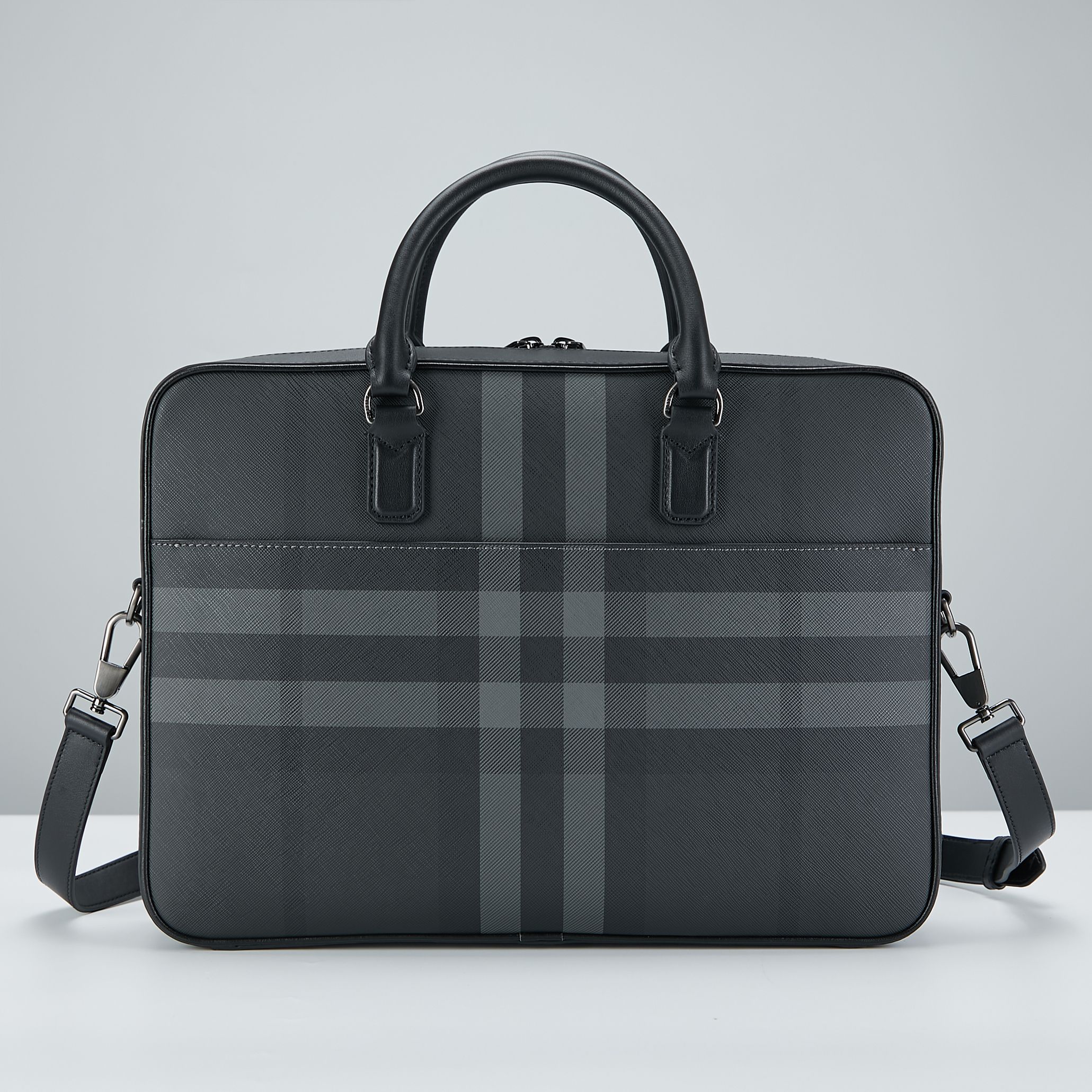 Burberry B家最新款公文包 采用格纹与意大利鞣制皮革打造 装饰品牌徽标设计 可缔造手提造型