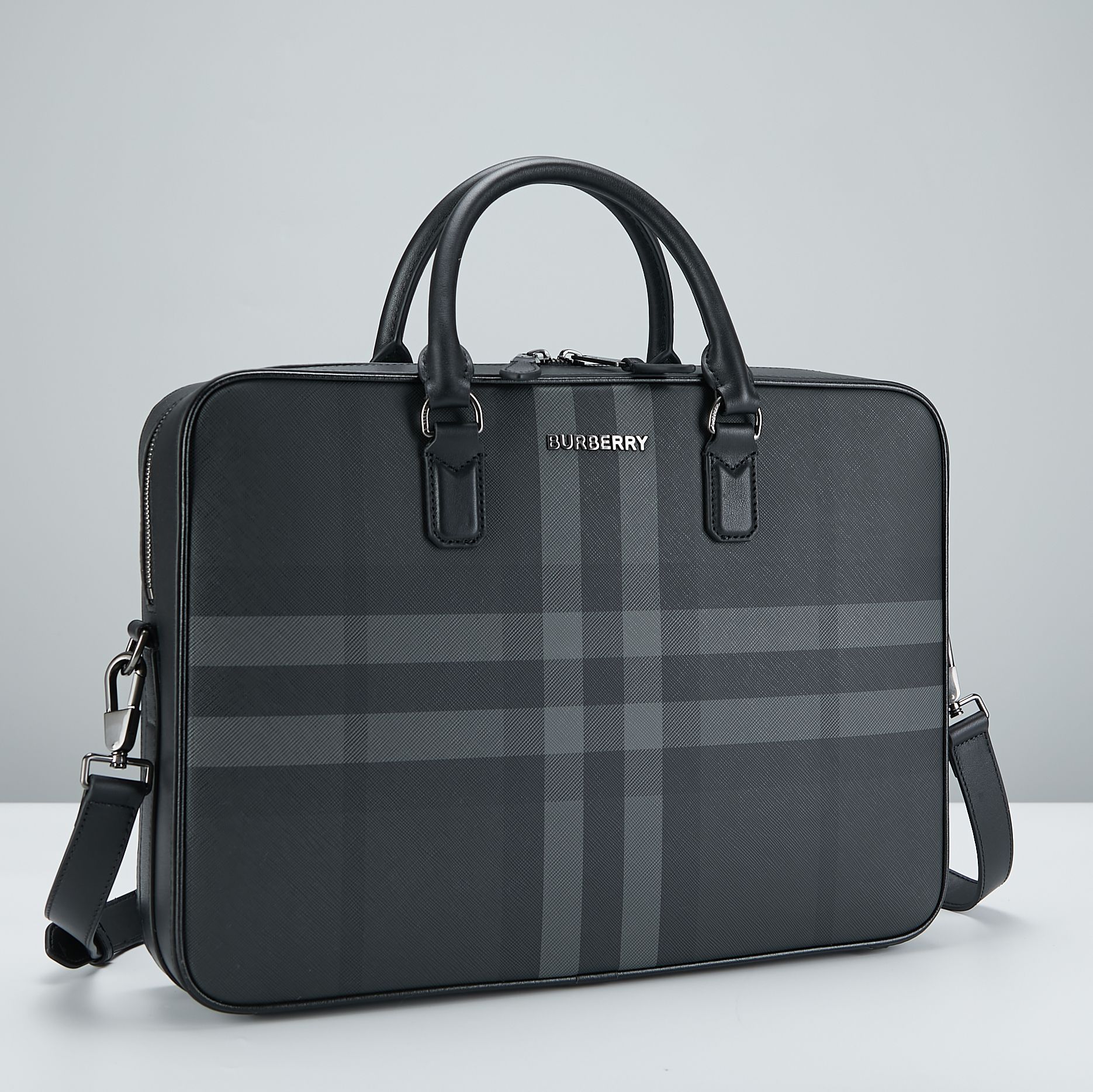 Burberry B家最新款公文包 采用格纹与意大利鞣制皮革打造 装饰品牌徽标设计 可缔造手提造型
