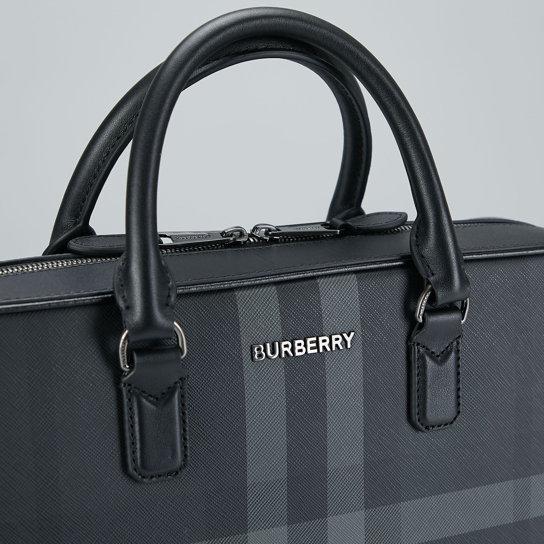 Burberry B家最新款公文包 采用格纹与意大利鞣制皮革打造 装饰品牌徽标设计 可缔造手提造型