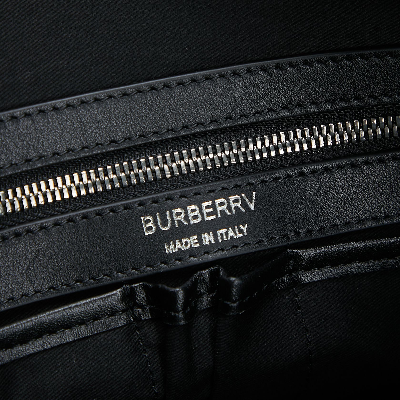 Burberry B家最新款公文包 采用格纹与意大利鞣制皮革打造 装饰品牌徽标设计 可缔造手提造型