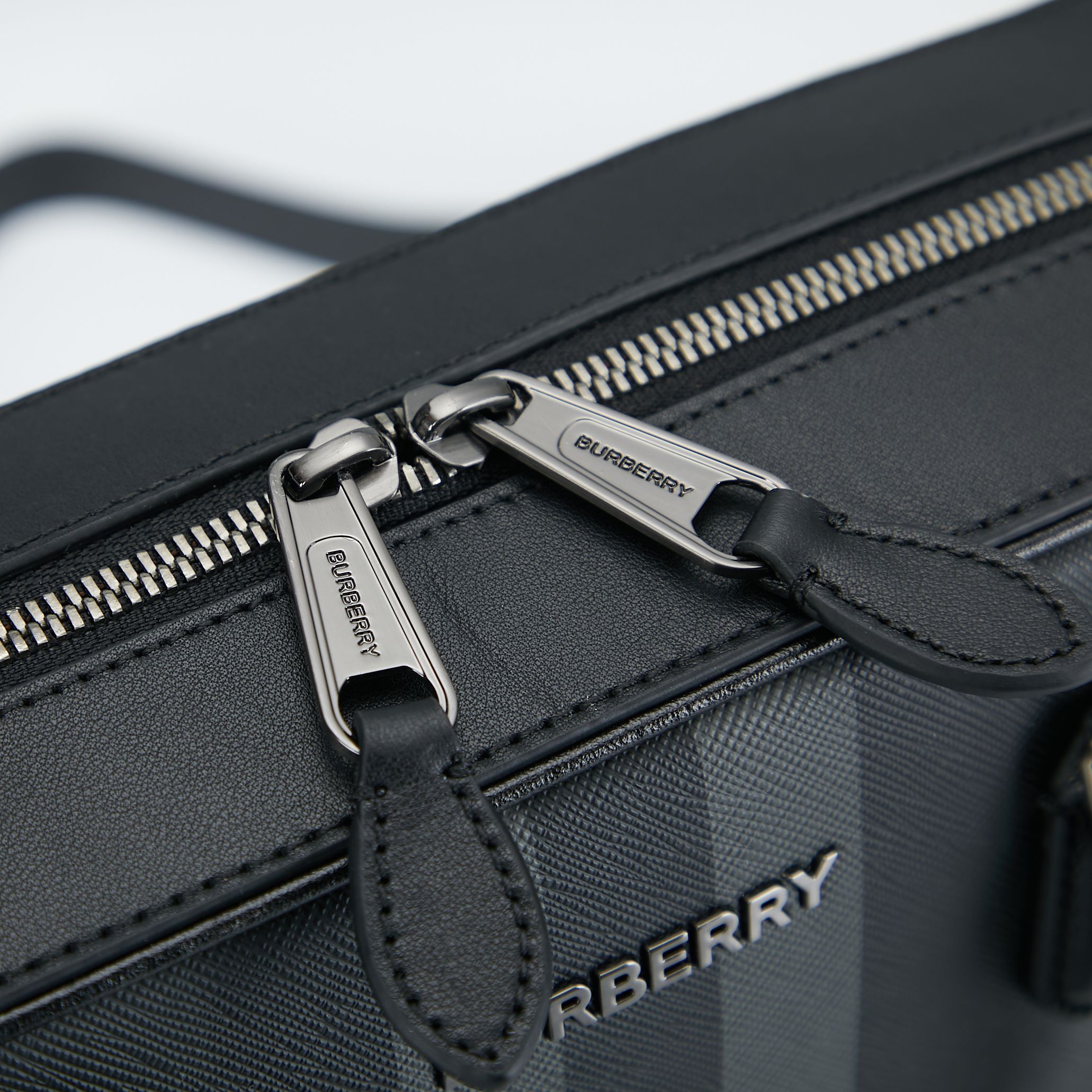 Burberry B家最新款公文包 采用格纹与意大利鞣制皮革打造 装饰品牌徽标设计 可缔造手提造型