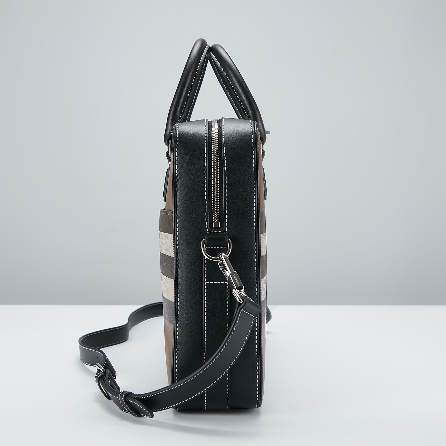 Burberry B家最新款公文包 采用格纹与意大利鞣制皮革打造 装饰品牌徽标设计 可缔造手提造型