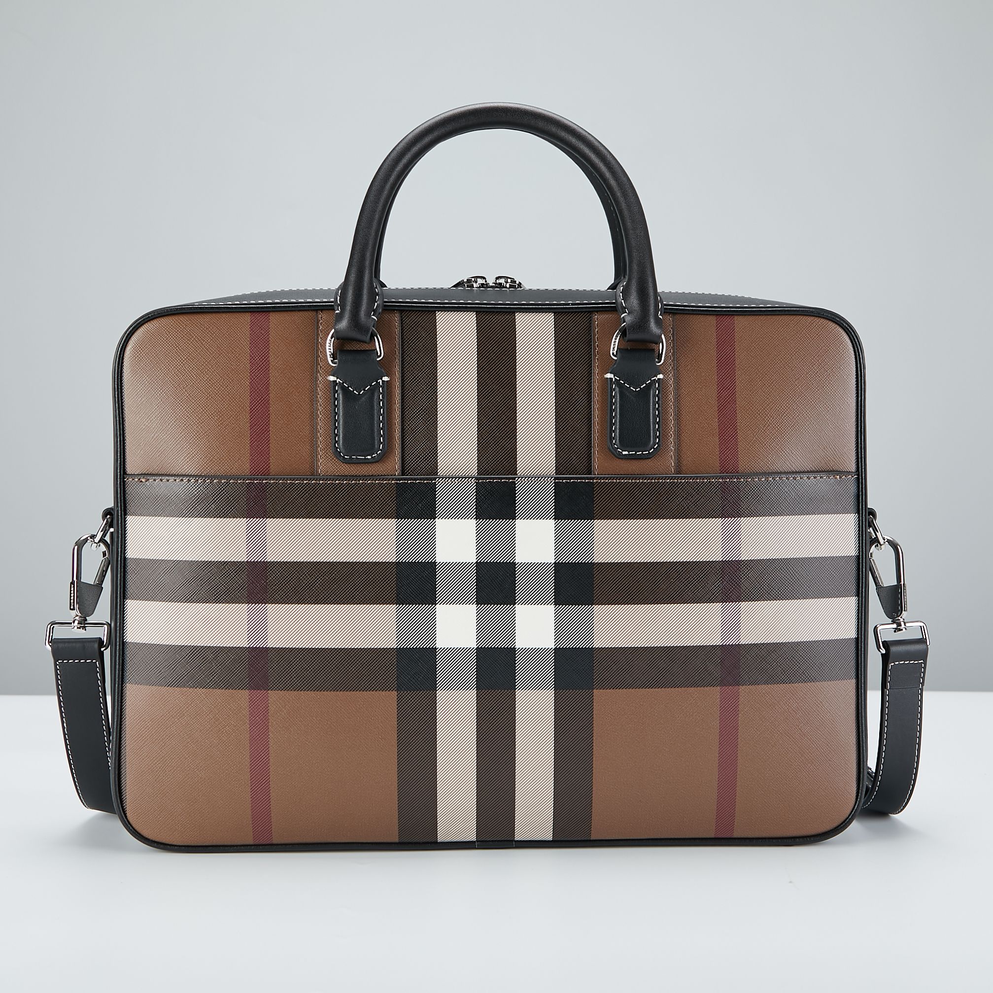 Burberry B家最新款公文包 采用格纹与意大利鞣制皮革打造 装饰品牌徽标设计 可缔造手提造型