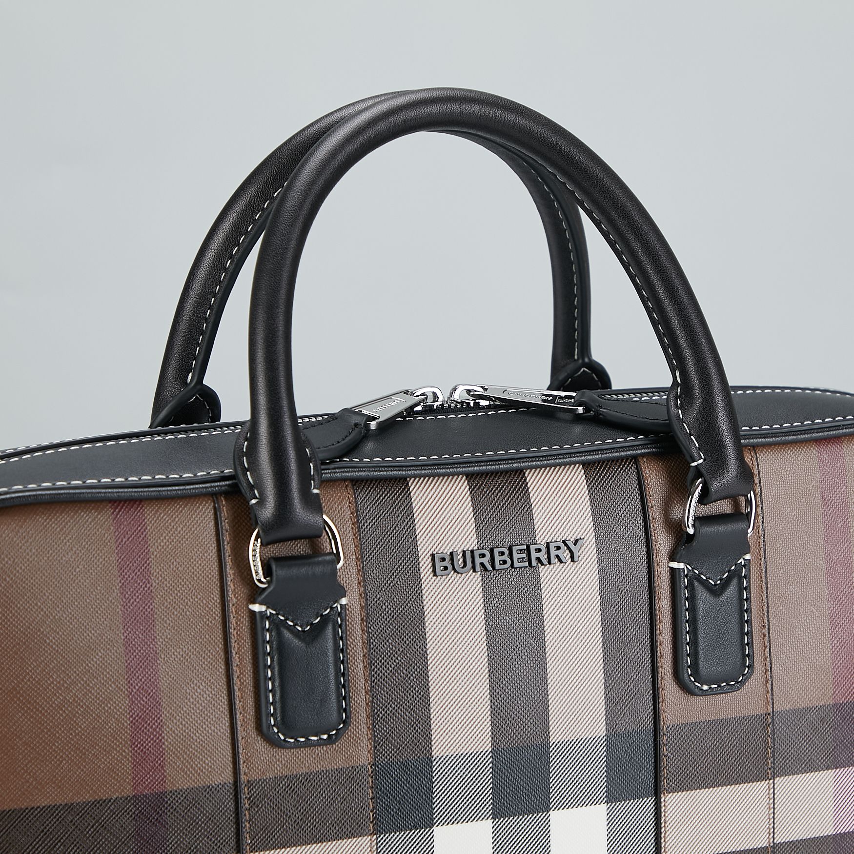 Burberry B家最新款公文包 采用格纹与意大利鞣制皮革打造 装饰品牌徽标设计 可缔造手提造型