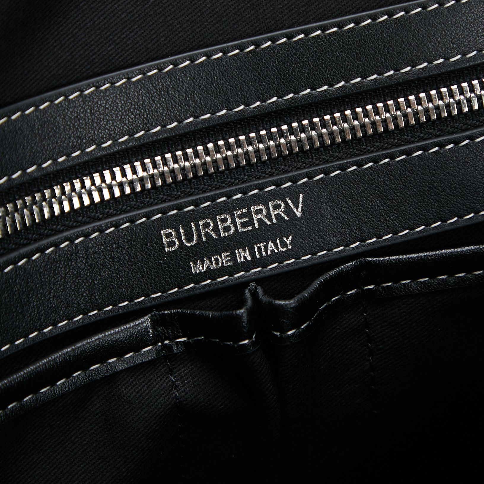 Burberry B家最新款公文包 采用格纹与意大利鞣制皮革打造 装饰品牌徽标设计 可缔造手提造型