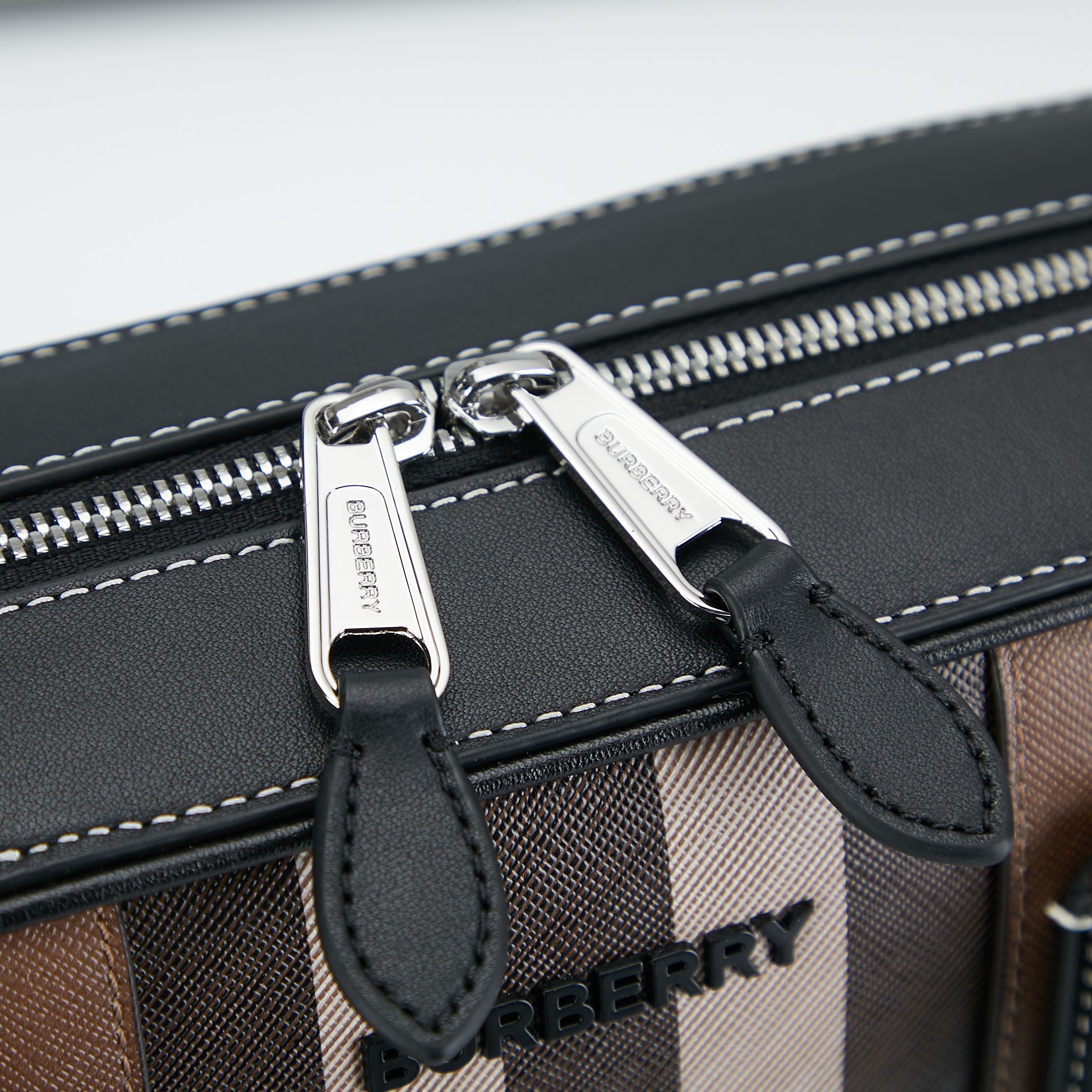 Burberry B家最新款公文包 采用格纹与意大利鞣制皮革打造 装饰品牌徽标设计 可缔造手提造型