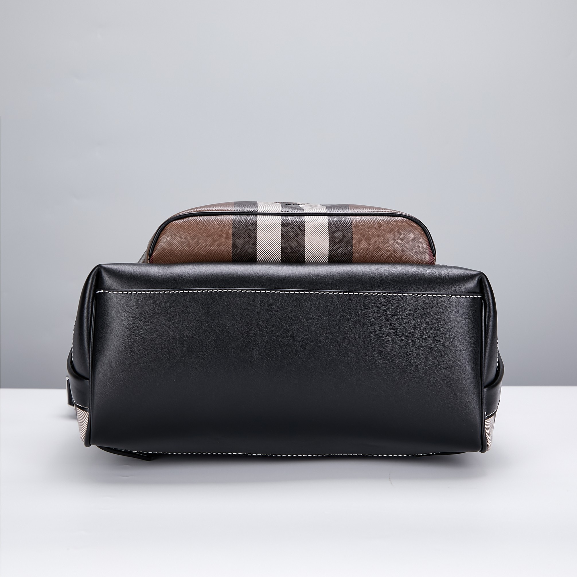 Burberry B家 双肩包 装饰品牌炭灰色格纹设计 搭配光滑皮革边饰 点缀品牌徽标