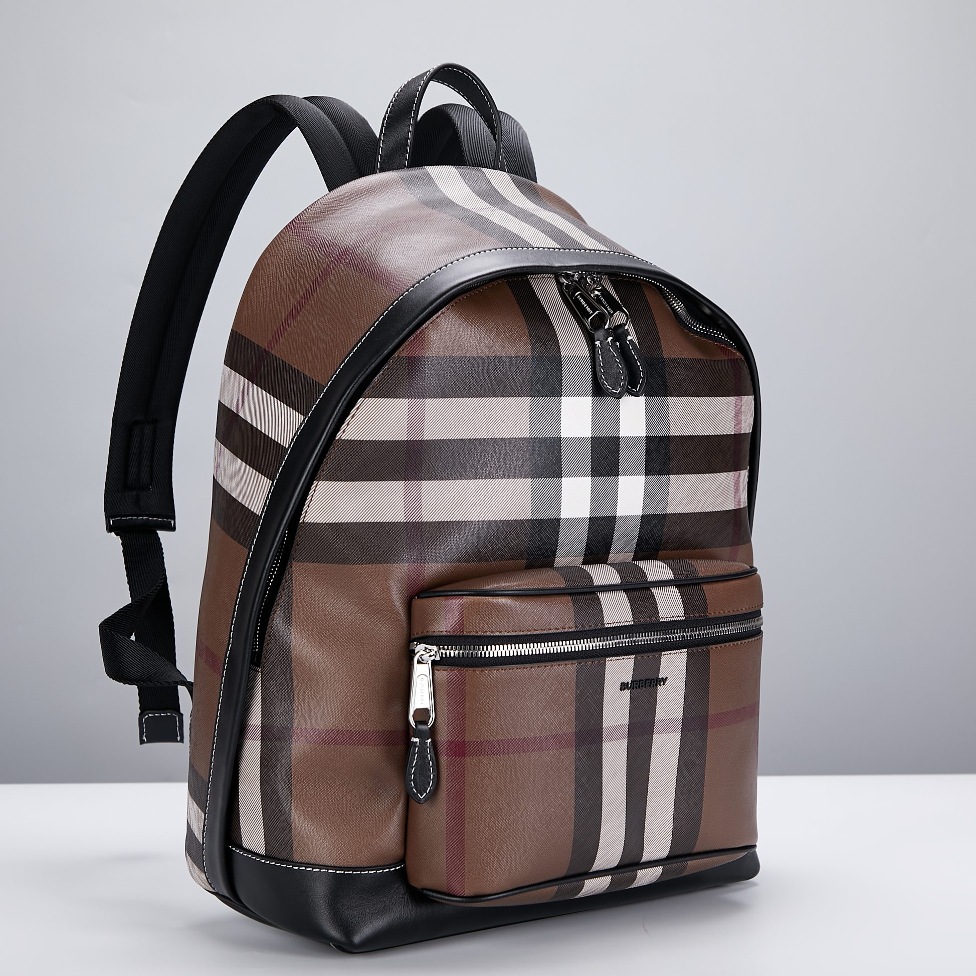 Burberry B家 双肩包 装饰品牌炭灰色格纹设计 搭配光滑皮革边饰 点缀品牌徽标