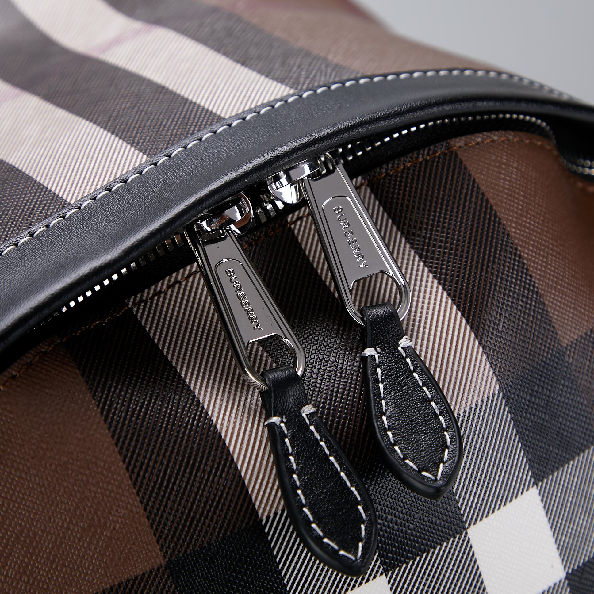 Burberry B家 双肩包 装饰品牌炭灰色格纹设计 搭配光滑皮革边饰 点缀品牌徽标