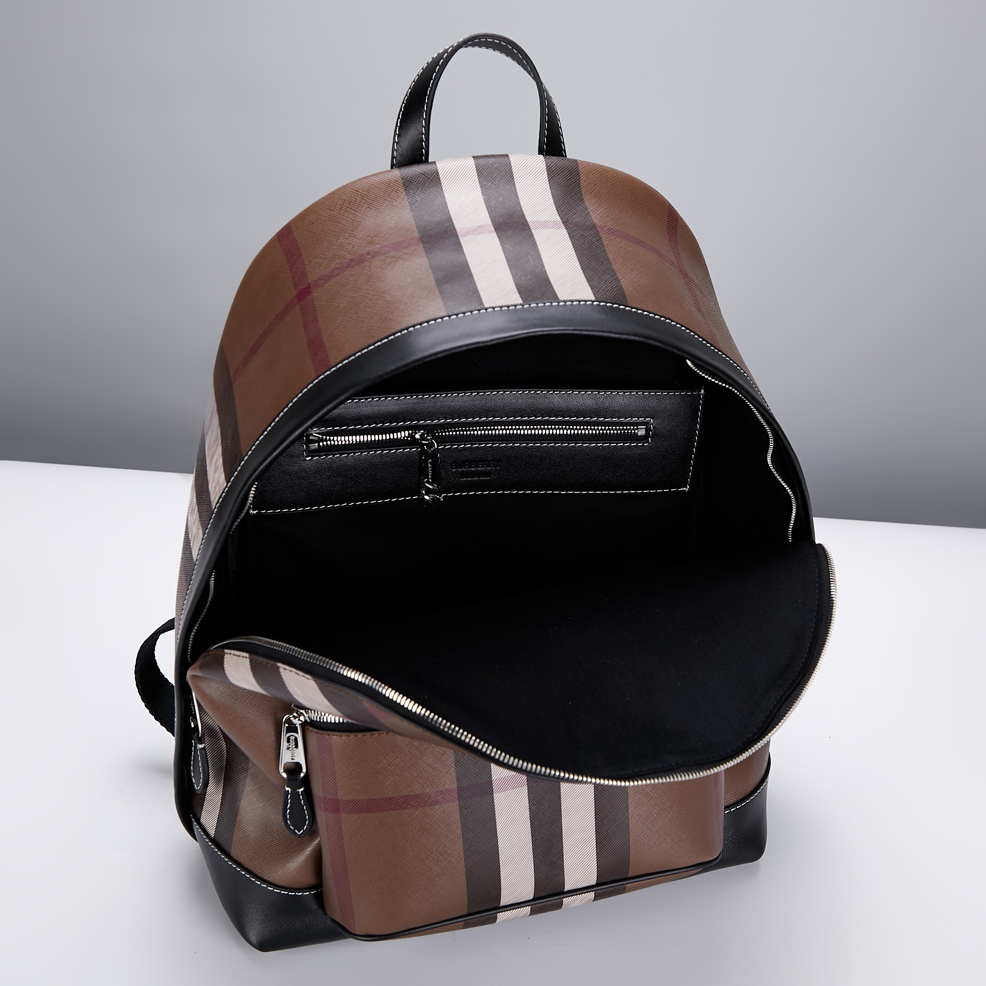 Burberry B家 双肩包 装饰品牌炭灰色格纹设计 搭配光滑皮革边饰 点缀品牌徽标