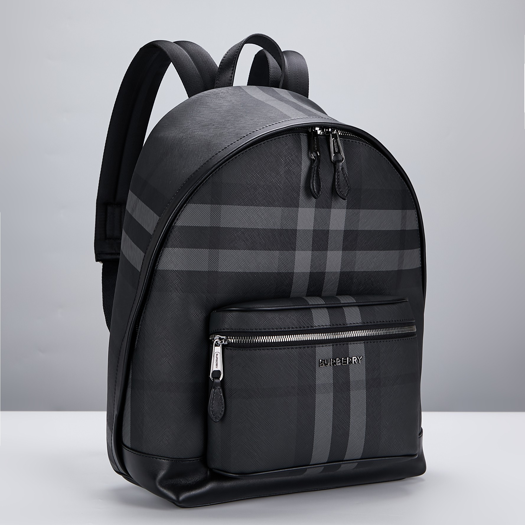 Burberry B家 双肩包 装饰品牌炭灰色格纹设计 搭配光滑皮革边饰 点缀品牌徽标