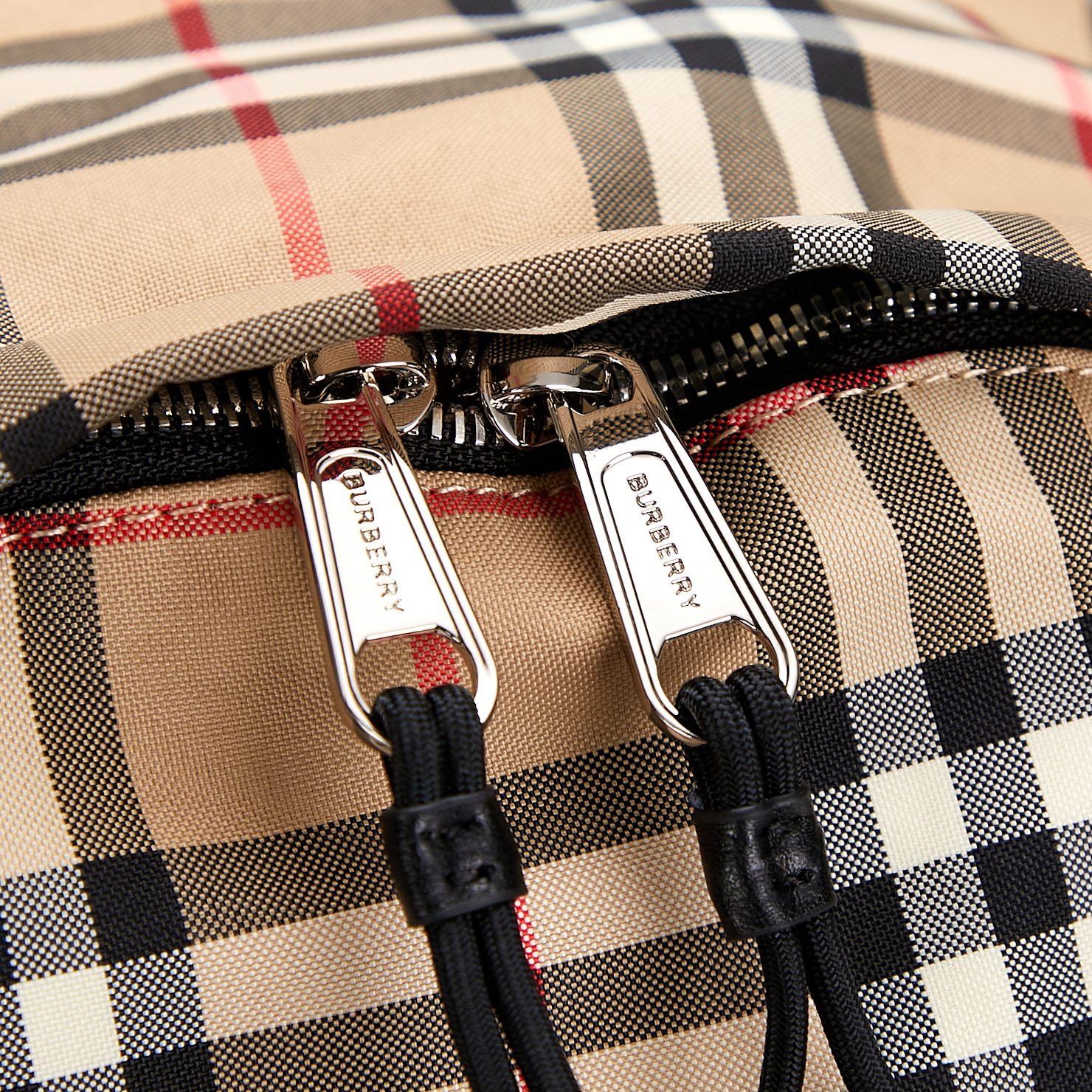 Burberry B家尼龙双肩包 装饰 Vintage
