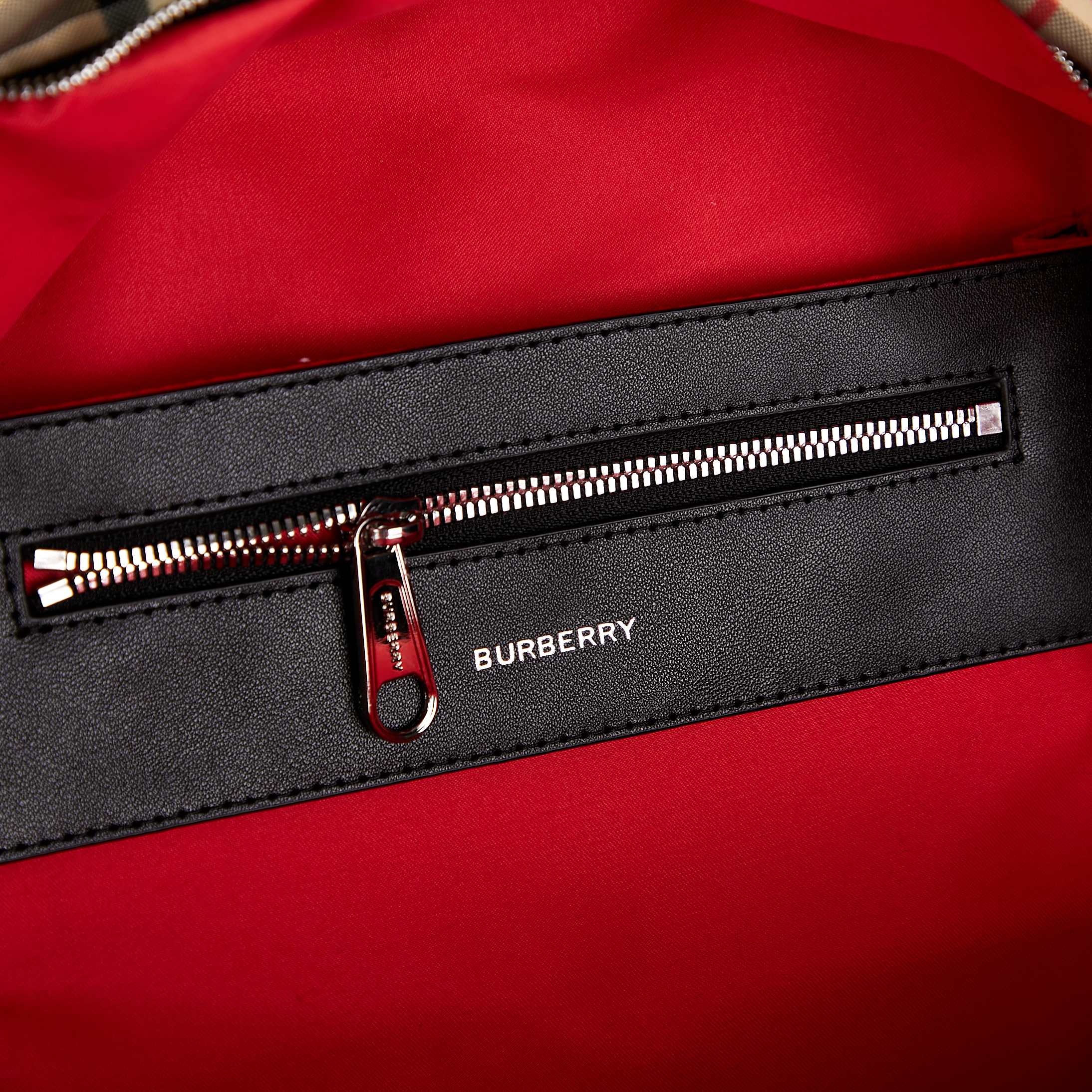 Burberry B家尼龙双肩包 装饰 Vintage