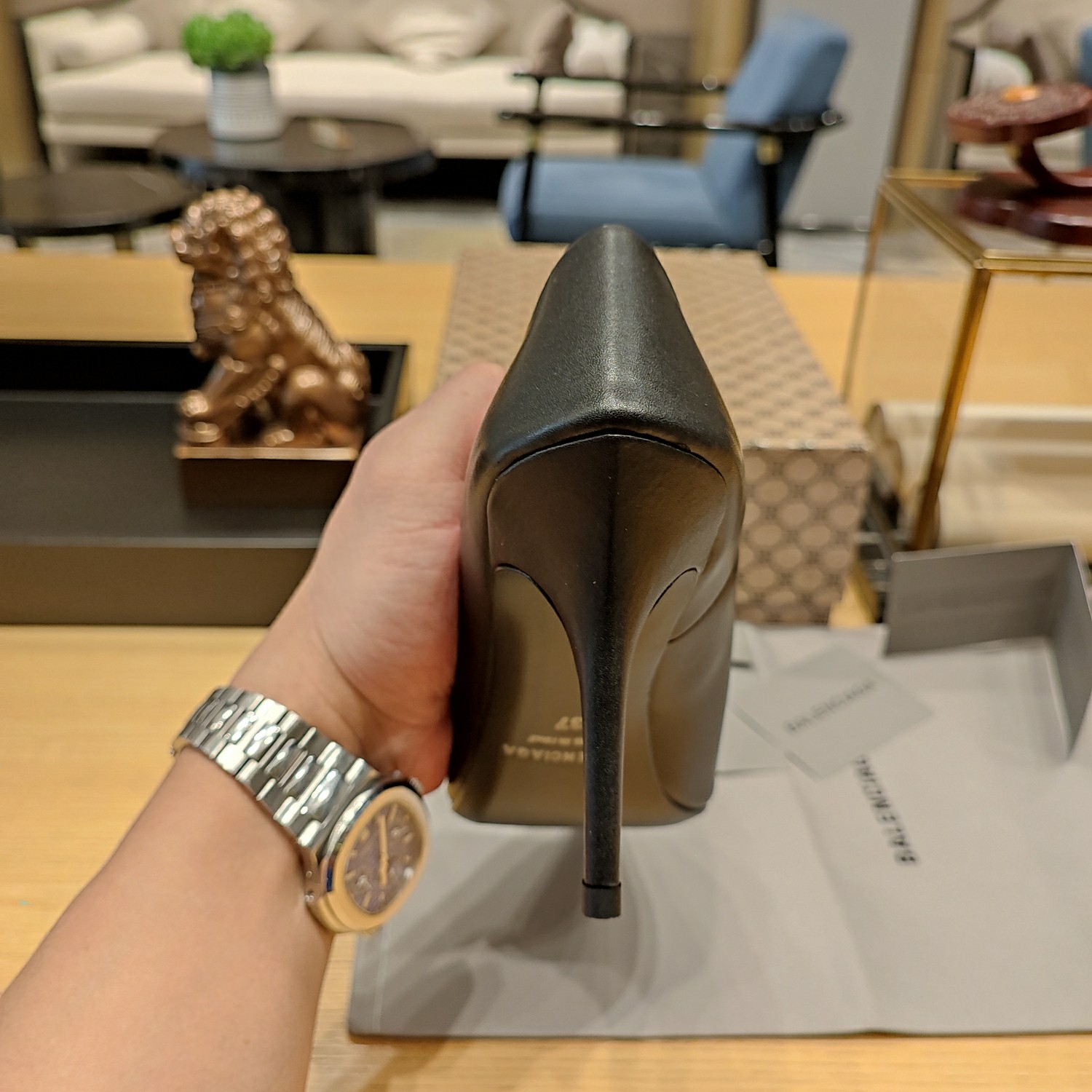 NO:682059,Original details, look at the shape of the back bag, the prismatic lines of the heel, and the length and sharpness of the toe., high heels, single shoes, high heels19860909原版细节,看后包形状与鞋跟棱形线条,以及鞋头长度尖度.,高跟鞋单鞋,high heels,Women's Shoes