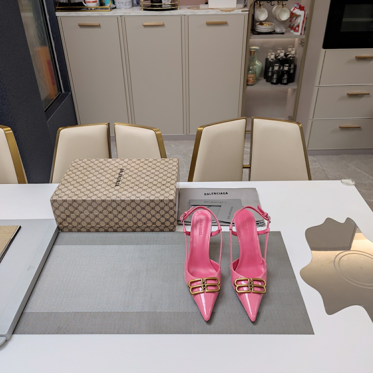 NO:413529,Balenciaga2025 new patent leather diamond buckle + fifth generation double B buckle series glossy sandals!  Balenciaga's official new metal BB buckle spring and summer single shoe slipper series new Balenciaga B buckle bag same style buckle is grandly launched. The fifth generation BB logo + upgraded crystal diamond buckle + Muller round tail/ New double B buckle stiletto heel sandals and Muller slippers. The toe is the fifth generation BB buckle logo and official upgraded diamond buckle of Balenciaga. The high heel round tail sandals make you become a goddess!  The logo double B is made of pure copper hardware, with extremely high shiningness. The fabric is exclusively customized for the embossed lizard pattern cowhide fabric. Each needle and thread are customized according to the official limited quantity. The inner lining and foot pad are made of sheepskin. The fabric is imported glossy beef patent leather. The outsole is made of high-real original color Italian cowhide sole size35/39 (34/40 41 42 customized) Two colors are 6 colors in total, with heel height of 9.5cm. High heels sandals, balenciaga, balenciaga, sandals, high heels, slippers, cowhide, sheepskin19860909Balenciaga2025 新款漆皮钻扣+第五代双B扣系列亮面材质凉鞋！ Balenciaga官方全新金属BB扣春夏单鞋拖鞋系列全新巴黎世家B扣包包同款饰扣隆重上市 第五代BB标志+升级版水晶钻扣+穆勒圆尾/ 新形双B扣细高跟凉鞋、穆勒拖鞋. 鞋头是巴黎世家的第五代BB扣标志和官方升级款钻扣,高跟圆尾凉鞋让您情不自禁化身女神！标志双B为纯铜五金制作,闪耀度极高.面料全市独家订制压印蜥蜴纹牛皮面料.每针每线、都按官方限量定制. 内里和垫脚为意制绵羊皮 面料进口亮面牛漆皮 大底采用高真原色意大利牛皮底 size35/39（34/40 41 42订做） 颜色两款共6色,跟高9.5cm.,高跟鞋凉鞋,balenciaga,balenciaga,sandals,high heels,slippers,cowhide,sheepskin,Women's Shoes