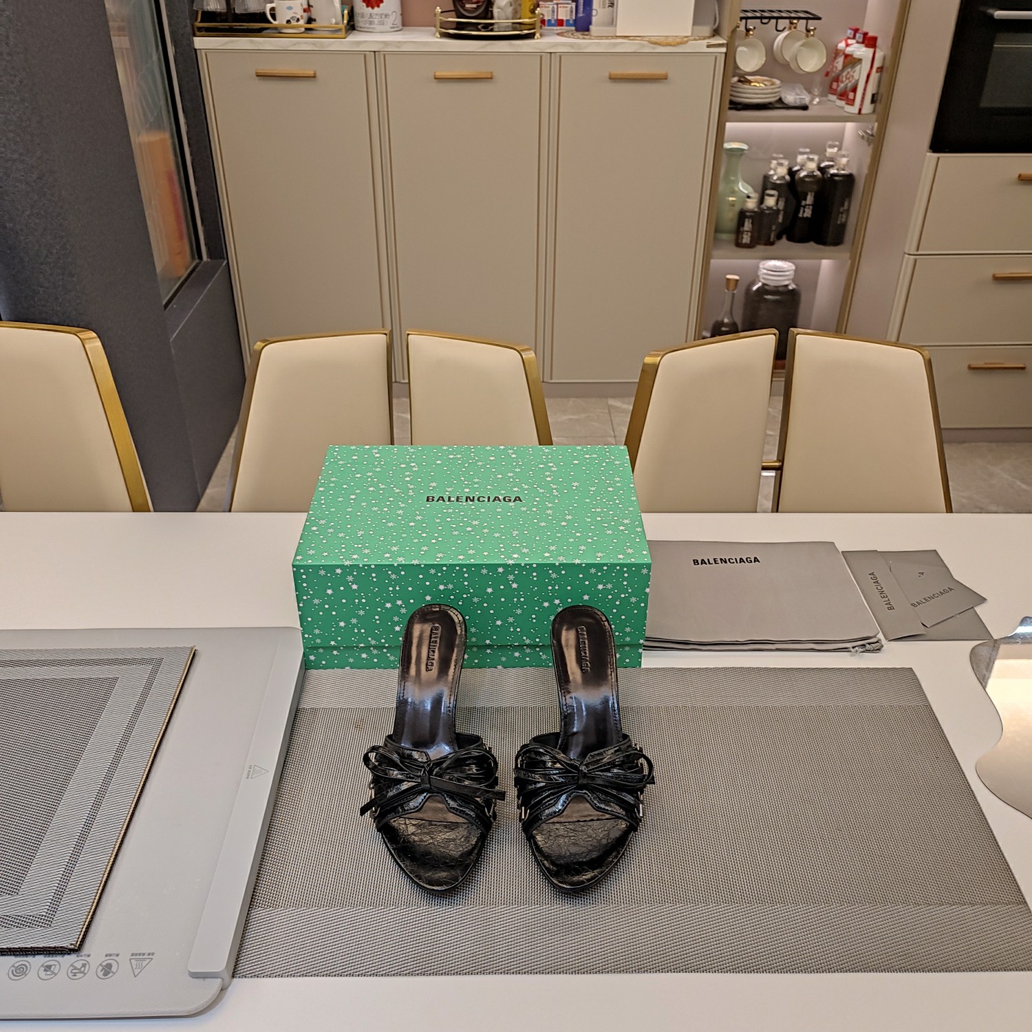 NO:682041,Balenciaga2025 new strappy sandals!  (2025 official limited edition 'Magnet Box' holiday snowflake gift packaging package) Brand new monochrome packaging box, save the trouble of P pictures, top version, exclusive first release. Balenciaga official new cowhide and sports shoe lace metal buckles combined with craft straps, bow straps are hand-crafted with sexy styles to create different shoelace designs, leather upper straps are tied with exquisite techniques to create a new summer style, fashionable women's sandals are grandly launched, hardware accessories and all materials and craftsmanship are consistent with the original version  Full of texture. ———————————— The latest 24SS Muller round tail/stiletto sandals and Muller slippers are popular around the world and standard for fashion bloggers and Internet celebrities!  It cost US$5,288 to reproduce and disassemble the original version!  After several months of repeated testing, the most perfect pair of versatile and beautiful shoes is finally presented. The original version was purchased and disassembled from the counter. The name of the series makes it feel 'lethal'. There are two super, one is a super heavy-duty hardware accessory buckle strap; the other is a super thin ice pick heel. The classic round design of the toe box, at first glance, you are a Coolgirl who is not easy to mess with!  The new product's tough silhouette and strappy bow are perfectly reproduced from the original Hong Kong-grade shoes. The curvature of the toe is designed according to the original version. The mid-heel 8.5cm round-tail sandals will make you transform into a goddess!  Made in the iconic double shoe shape, it has a high degree of sparkle. The fabric is imported cowhide fabric exclusively customized in the city. Every stitch and thread is customized according to the official limited edition.  The unique essence of the B family, the toe is fashionable, and the classic iconic logo will never go out of style. There are 10,000 reasons for little fairies to buy it. It is so handsome. The outsole is made of high-fidelity original color cowhide (note that the triangle position of the toe tip of the outsole of this shoe shipped by our factory is an injection molding process, so it is simply called: original injection molding outsole.) The lining and feet are made of Italian sheepskin, with smooth and beautiful appearance lines. It is a must-have for cool girls and fashionistas.  2025 latest official original new product copy, the styles that major Internet celebrities in the fashion circle are desperately cultivating again. Hot on the whole ins!  Another popular model that dominates the fashion circles around the world is released. - MATERIAL material - fabric sheep grain first-layer cowhide. The outsole is made of high-quality Italian cowhide leather. The lining and foot pads are made of mixed sheep leather. The latest packaging at the counter is size 35/39 (34/40 41 42 customized). Colors 4 colors, medium and high heels 8.5cm., high heels and slippers, balenciaga, sandals, high  heels,sneakers,slippers,cowhide,sheepskin19860909Balenciaga2025 新款绑带工艺凉鞋！（2025官方限量版“磁铁盒”节日雪花礼品包装配套）全新单色包装盒,省去P图烦恼 顶级版本,独家首发. Balenciaga官方全新牛皮与运动鞋系带金属串扣结合工艺绑带,蝴蝶结带子手工巧妙搭配性感风格做出不同鞋带的设计,皮质鞋面带子搭配精致手法绑系,造就新夏天风采,时尚潮流女式凉鞋隆重上市,五金配件与所有的材质以及工艺都与原版一致 质感满满.  ————————————  最新24SS穆勒圆尾/细高跟凉鞋、穆勒拖鞋.火足全世界的抢手货,时尚博主、网红的标配！耗费5288美刀,原版复刻拆卸开发！历经数月反复侧试,终将最完美的一款百搭好穿美鞋呈现. 专柜原版原版购入拆制,一听系列名称就很有“杀伤力”的感觉,有两个超级,一个是超级重工的五金配件串扣绑带；另一个是超级细冰锥鞋跟.经典圆形设计鞋头,一眼望去就是一个不好惹的Coolgirl！新品硬朗廓形与绑带蝴蝶结完美复刻,香港代购级原版鞋开制.鞋头的弧度都是按原版设计的. 中跟8.5cm圆尾凉鞋让您情不自禁化身女神！标志双鞋形制作,闪耀度极高.面料全市独家订制进口牛皮面料.每针每线、都按官方限量定制. B家独特精髓,鞋头显洋气,经典的标志性Logo永不过时,小仙女们一万个要入手的理由,简直太帅了.大底采用高真原色牛皮底(认准本厂出货的此款鞋大底鞋头尖三角位置为注塑工艺,故简称为:原版注塑大底.)  内里和垫脚为意制绵羊皮,外观线条流畅优美,酷妹时髦精必入潮款.  2025最新官方原版新品复制,时尚圈内各大网红明星又在拼命种草的款式.火爆整个ins！又是一个霸屏世界各地时尚圈的爆款面世了. - MATERIAL 材质 - 面料羊纹头层牛皮 大底采用高真原色意大利牛皮底 内里和垫脚意制混种绵羊皮,专柜最新包装 size35/39（34/40 41 42订做） 颜色4色,中高跟8.5cm.,高跟鞋拖鞋,balenciaga,sandals,high heels,sneakers,slippers,cowhide,sheepskin,Women's Shoes