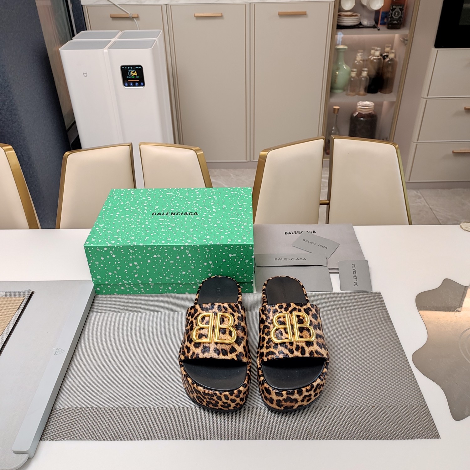 NO:236112,Balenciaga has a single model, grandly launched, and new products are released (show specialty customized products). Official limited edition 